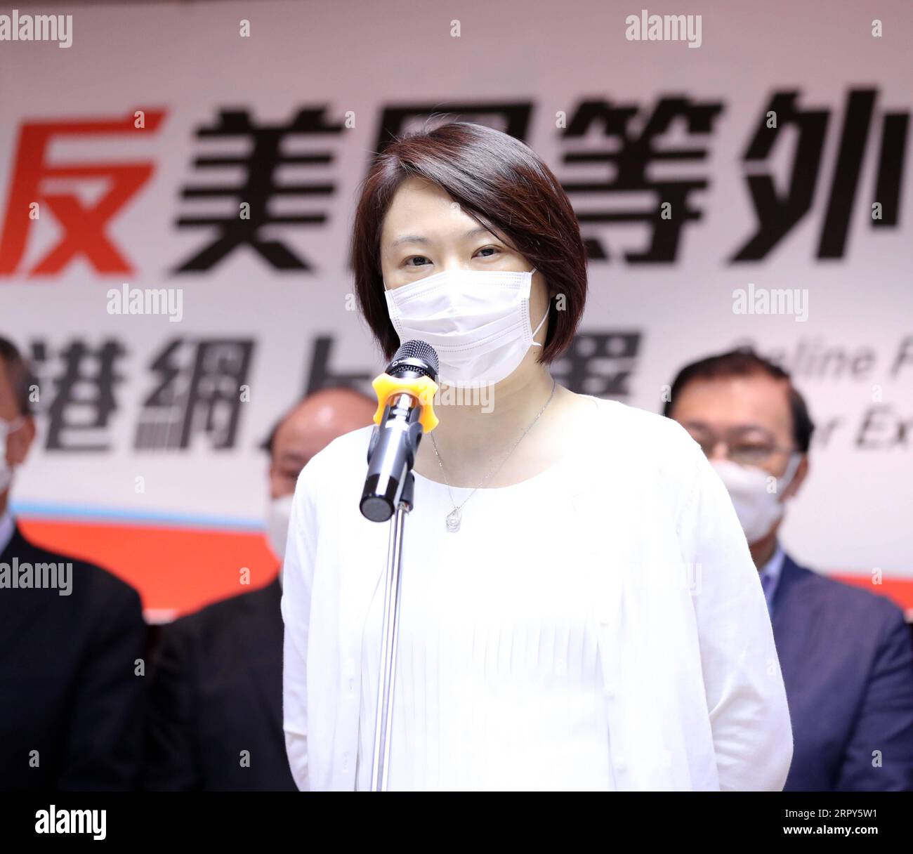 200615 -- HONGKONG, 15. Juni 2020 -- Starry Lee Wai-King, Initiatorin der Kampagne und Vorsitzende der Demokratischen Allianz für die Verbesserung und den Fortschritt Hongkongs, spricht auf einer Pressekonferenz in Hongkong, Südchina, 15. Juni 2020. Eine Hongkonger Organisation startete am Montag eine Online-Petition aus Protest gegen die Einmischung von US-geführten ausländischen Kräften in die inneren Angelegenheiten Chinas und ihre Drohungen, Sanktionen gegen Hongkong zu verhängen, nachdem Chinas nationale Legislative beschlossen hatte, Hongkongs Gesetze zur nationalen Sicherheit zu erlassen. UM MIT Hong Kong ZU GEHEN, startet die Gruppe eine Online-Petition gegen Stockfoto