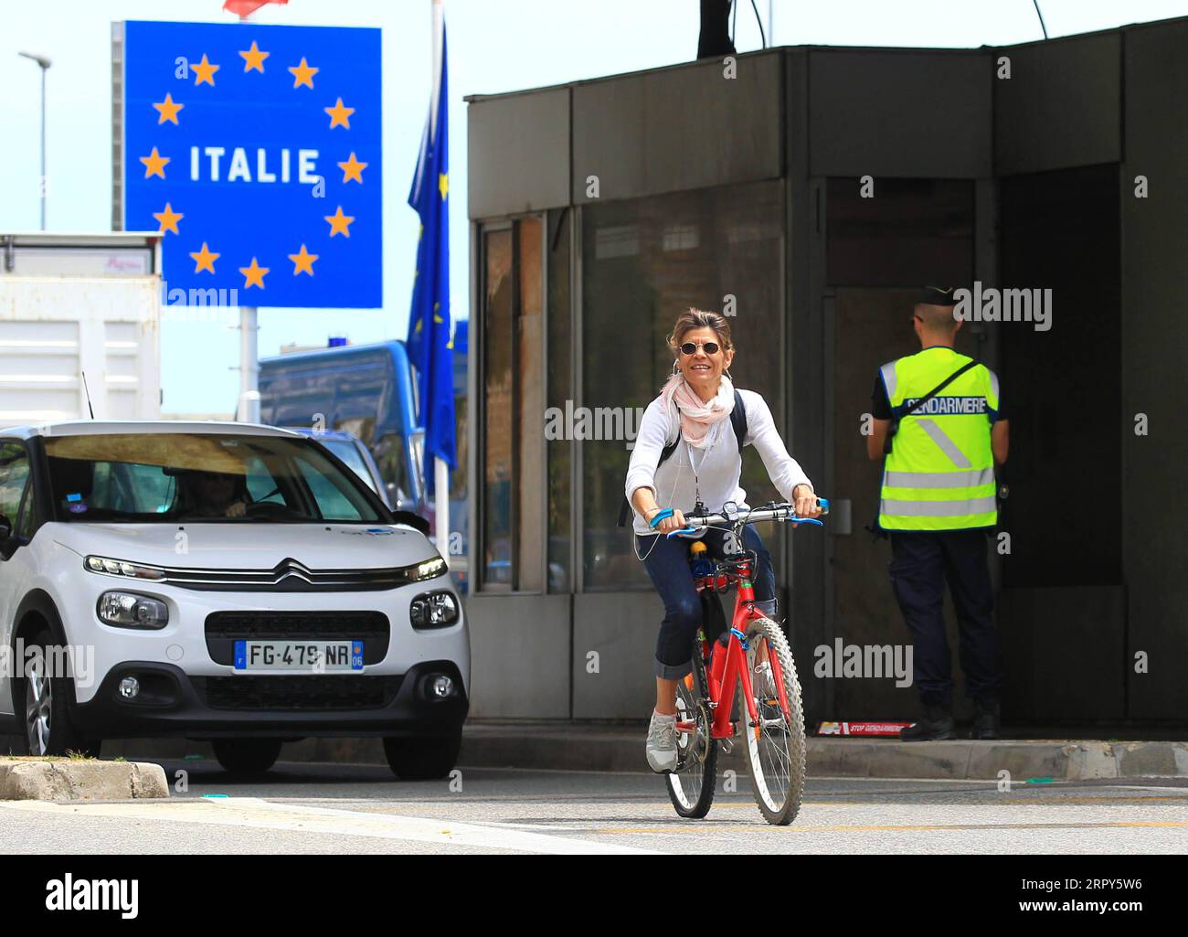 200615 -- MENTON FRANCE, 15. Juni 2020 Xinhua -- Ein Radfahrer überquert am 15. Juni 2020 die Grenze von Italien nach Menton, Südfrankreich. In einer TV-Rede vor der Nation am Sonntag erklärte der französische Präsident Emmanuel Macron einen ersten Sieg über die Coronavirus-Epidemie und kündigte eine Rückkehr zur Normalität ab Montag in allen französischen Regionen an, mit Ausnahme von Überseegebieten. Ab Montag können europäische Reisende ohne Einschränkung französisches Hoheitsgebiet betreten, während Reisende aus Ländern außerhalb des Schengen-Raums bis zum 1. Juli warten müssen. Foto: Serge Haouzi/Xinhua FRANCE-MENTON-COVID-19-IT Stockfoto