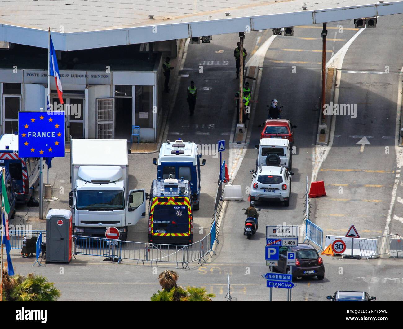 200615 -- MENTON FRANCE, 15. Juni 2020 Xinhua -- Fahrzeuge warten auf die Grenzüberquerung zwischen Frankreich und Italien in Menton, Südfrankreich, am 15. Juni 2020. In einer TV-Rede vor der Nation am Sonntag erklärte der französische Präsident Emmanuel Macron einen ersten Sieg über die Coronavirus-Epidemie und kündigte eine Rückkehr zur Normalität ab Montag in allen französischen Regionen an, mit Ausnahme von Überseegebieten. Ab Montag können europäische Reisende ohne Einschränkung französisches Hoheitsgebiet betreten, während Reisende aus Ländern außerhalb des Schengen-Raums bis zum 1. Juli warten müssen. Foto: Serge Haouzi/Xinhua FRANCE Stockfoto