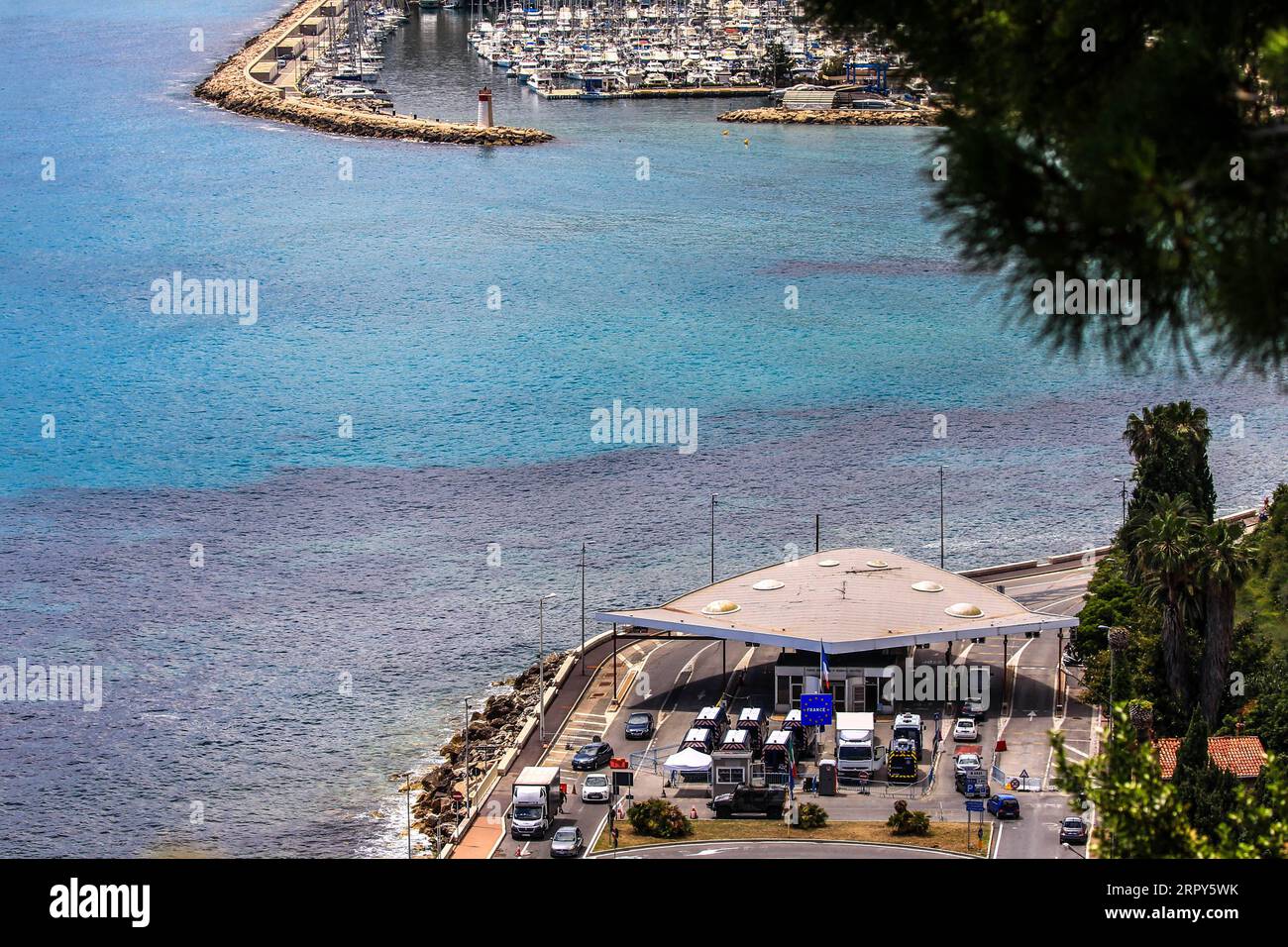 200615 -- MENTON FRANCE, 15. Juni 2020 Xinhua -- Fahrzeuge überqueren die Grenze zwischen Frankreich und Italien in Menton, Südfrankreich, am 15. Juni 2020. In einer TV-Rede vor der Nation am Sonntag erklärte der französische Präsident Emmanuel Macron einen ersten Sieg über die Coronavirus-Epidemie und kündigte eine Rückkehr zur Normalität ab Montag in allen französischen Regionen an, mit Ausnahme von Überseegebieten. Ab Montag können europäische Reisende ohne Einschränkung französisches Hoheitsgebiet betreten, während Reisende aus Ländern außerhalb des Schengen-Raums bis zum 1. Juli warten müssen. Foto: Serge Haouzi/Xinhua FRANCE-MENTON- Stockfoto