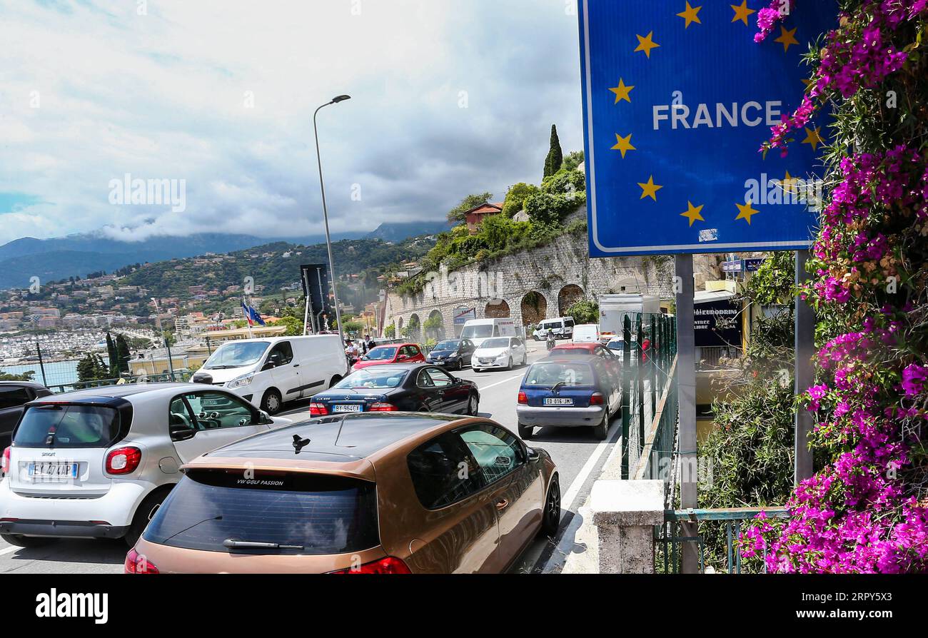 200615 -- MENTON FRANCE, 15. Juni 2020 Xinhua -- Fahrzeuge überqueren die Grenze zwischen Frankreich und Italien in Menton, Südfrankreich, am 15. Juni 2020. In einer TV-Rede vor der Nation am Sonntag erklärte der französische Präsident Emmanuel Macron einen ersten Sieg über die Coronavirus-Epidemie und kündigte eine Rückkehr zur Normalität ab Montag in allen französischen Regionen an, mit Ausnahme von Überseegebieten. Ab Montag können europäische Reisende ohne Einschränkung französisches Hoheitsgebiet betreten, während Reisende aus Ländern außerhalb des Schengen-Raums bis zum 1. Juli warten müssen. Foto: Serge Haouzi/Xinhua FRANCE-MENTON- Stockfoto