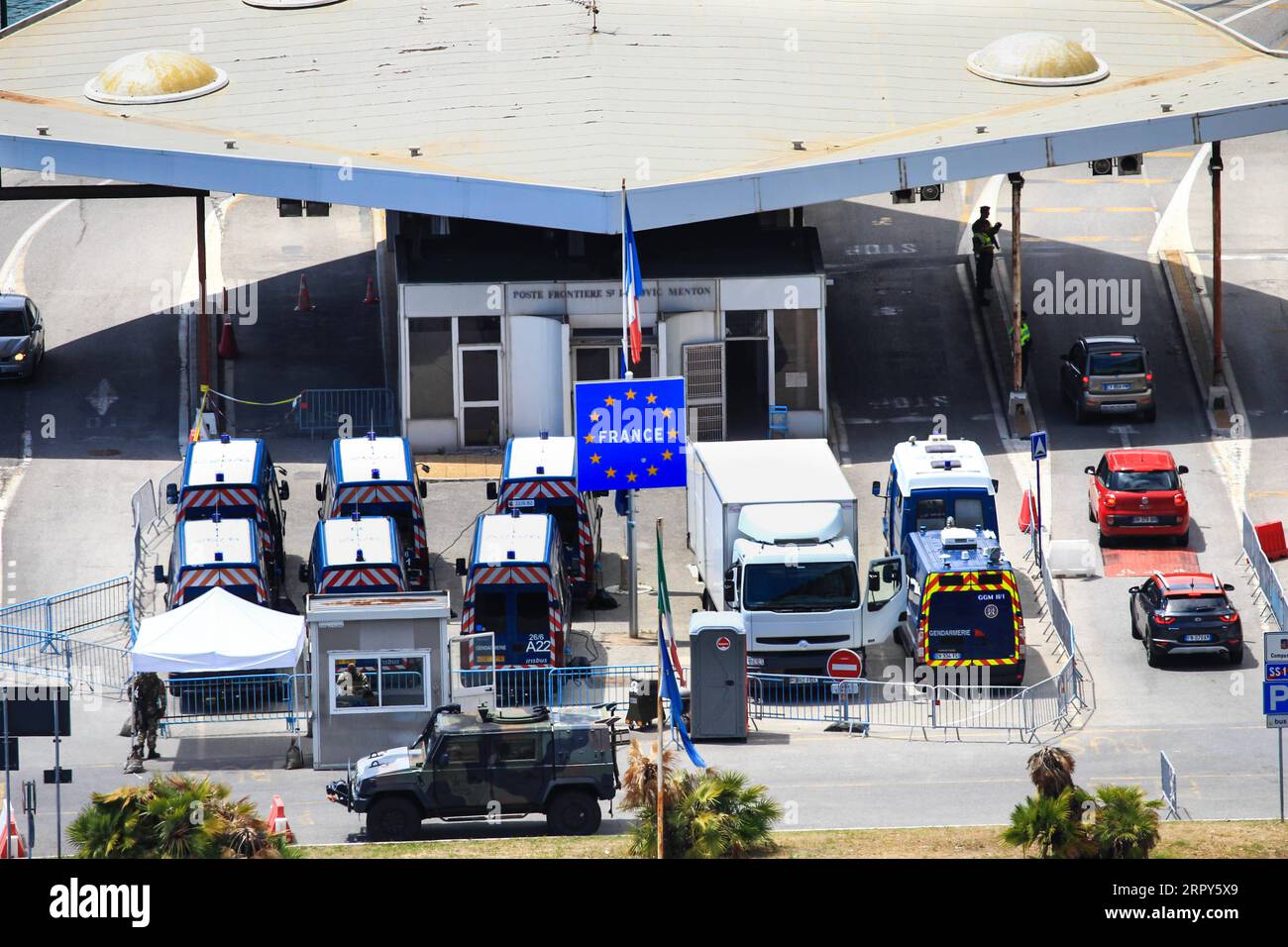 200615 -- MENTON FRANCE, 15. Juni 2020 Xinhua -- Fahrzeuge überqueren die Grenze zwischen Frankreich und Italien in Menton, Südfrankreich, am 15. Juni 2020. In einer TV-Rede vor der Nation am Sonntag erklärte der französische Präsident Emmanuel Macron einen ersten Sieg über die Coronavirus-Epidemie und kündigte eine Rückkehr zur Normalität ab Montag in allen französischen Regionen an, mit Ausnahme von Überseegebieten. Ab Montag können europäische Reisende ohne Einschränkung französisches Hoheitsgebiet betreten, während Reisende aus Ländern außerhalb des Schengen-Raums bis zum 1. Juli warten müssen. Foto: Serge Haouzi/Xinhua FRANCE-MENTON- Stockfoto