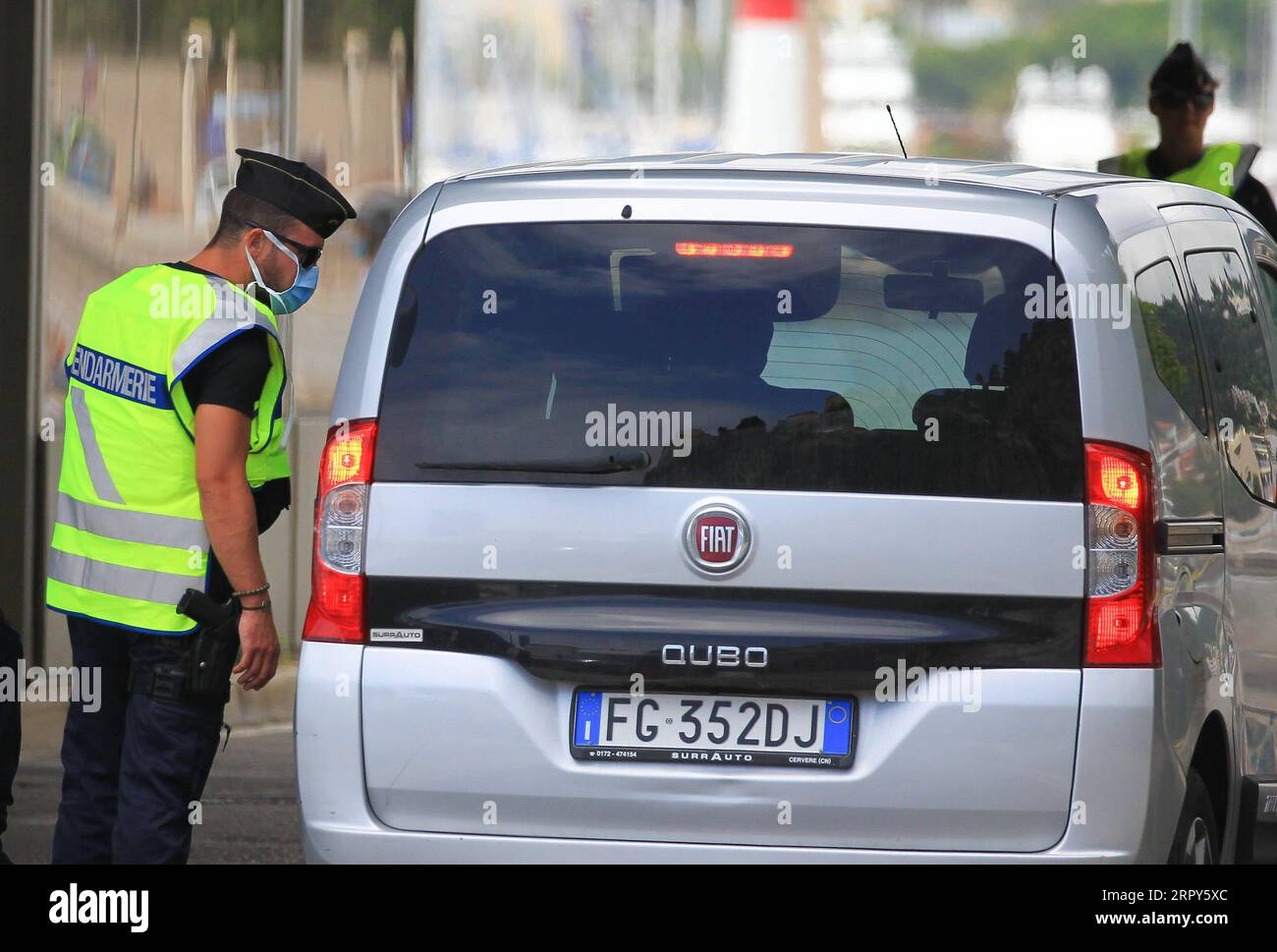 200615 -- MENTON FRANCE, 15. Juni 2020 Xinhua -- Ein Gendarm überprüft Ein italienisches Fahrzeug an der Grenze zwischen Frankreich und Italien in Menton, Südfrankreich, am 15. Juni 2020. In einer TV-Rede vor der Nation am Sonntag erklärte der französische Präsident Emmanuel Macron einen ersten Sieg über die Coronavirus-Epidemie und kündigte eine Rückkehr zur Normalität ab Montag in allen französischen Regionen an, mit Ausnahme von Überseegebieten. Ab Montag können europäische Reisende ohne Einschränkung französisches Hoheitsgebiet betreten, während Reisende aus Ländern außerhalb des Schengen-Raums bis zum 1. Juli warten müssen. Foto von Serge Hao Stockfoto