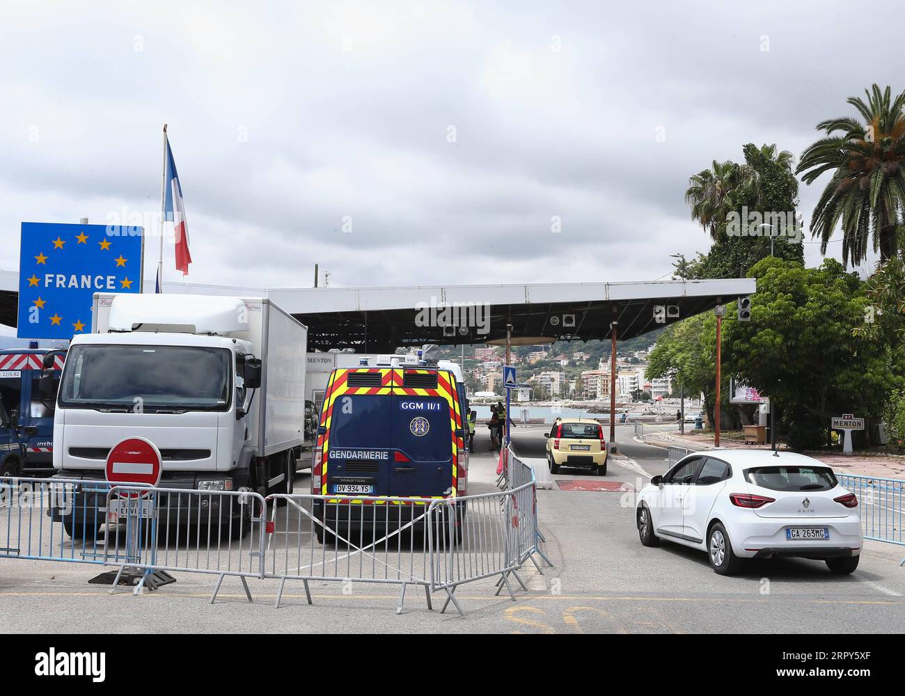 200615 -- MENTON FRANCE, 15. Juni 2020 Xinhua -- Fahrzeuge überqueren die Grenze zwischen Frankreich und Italien in Menton, Südfrankreich, am 15. Juni 2020. In einer TV-Rede vor der Nation am Sonntag erklärte der französische Präsident Emmanuel Macron einen ersten Sieg über die Coronavirus-Epidemie und kündigte eine Rückkehr zur Normalität ab Montag in allen französischen Regionen an, mit Ausnahme von Überseegebieten. Ab Montag können europäische Reisende ohne Einschränkung französisches Hoheitsgebiet betreten, während Reisende aus Ländern außerhalb des Schengen-Raums bis zum 1. Juli warten müssen. Foto: Serge Haouzi/Xinhua FRANCE-MENTON- Stockfoto