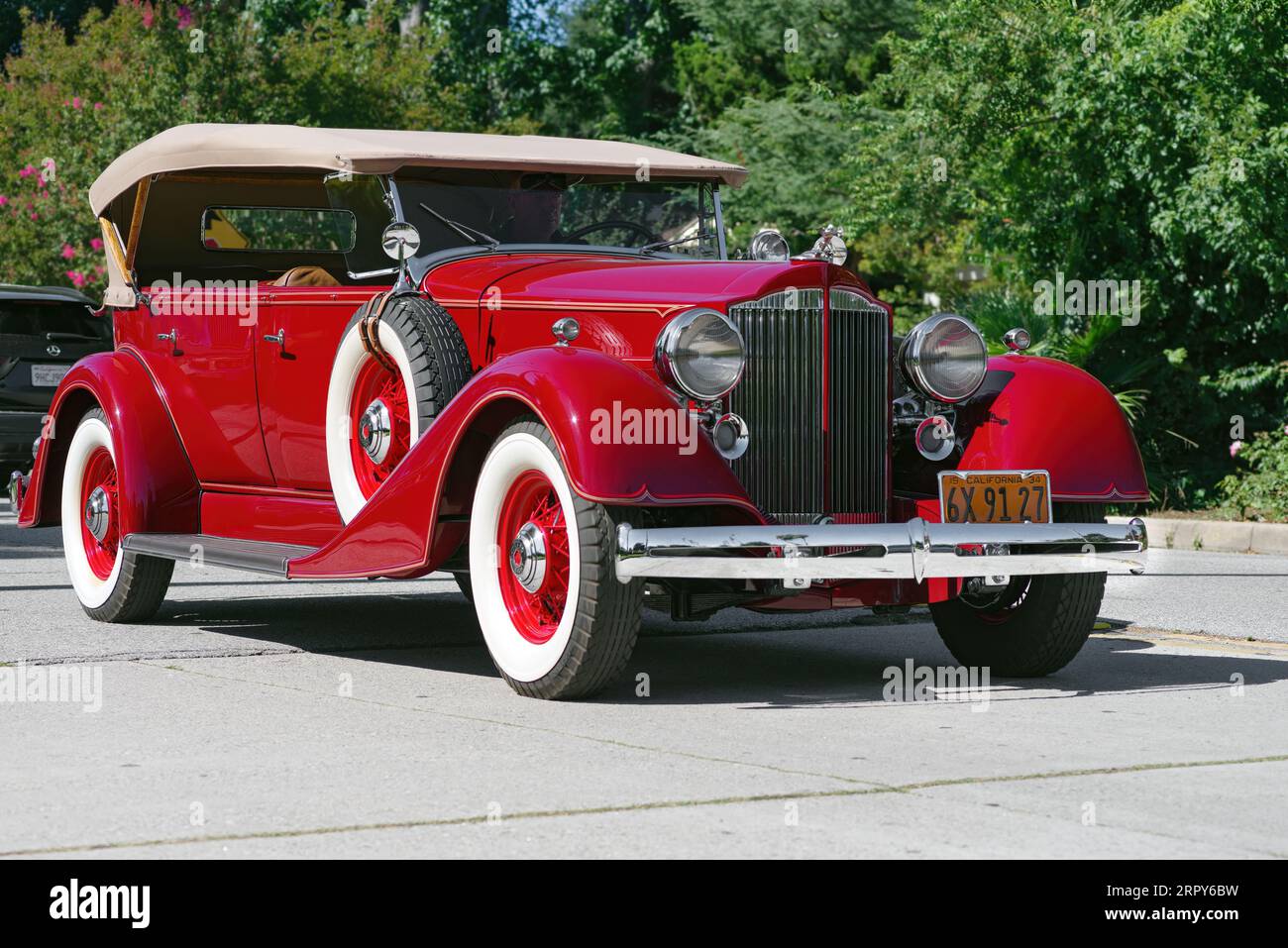 1930er Packard Acht in einem Wohngebiet. Stockfoto