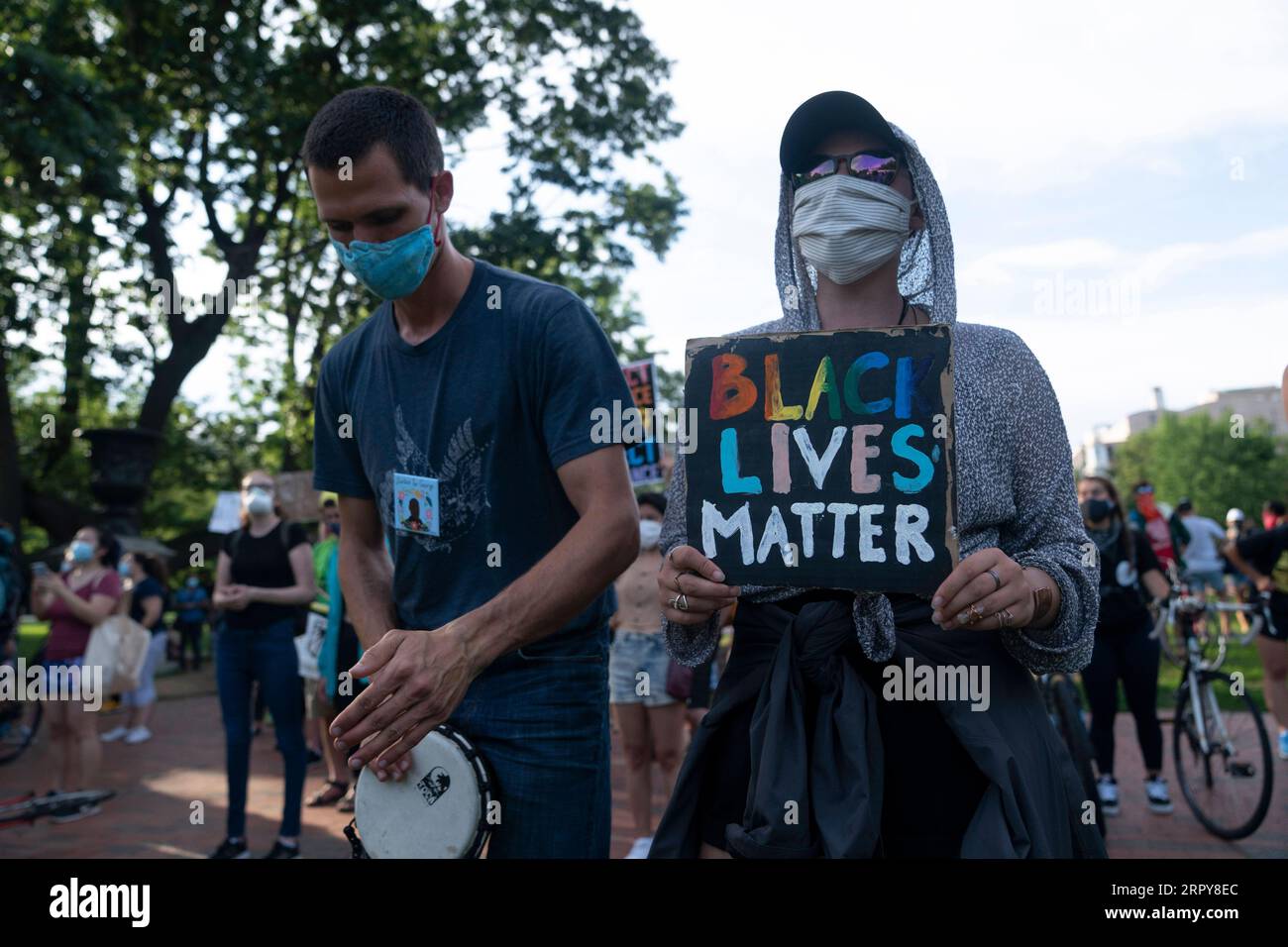 200620 -- WASHINGTON D.C., 20. Juni 2020 -- Demonstranten protestieren gegen rassische Ungerechtigkeit, um Juneteenth zu gedenken, an das Ende der Sklaverei in den Vereinigten Staaten, in der Nähe des Weißen Hauses in Washington, D.C., USA, 19. Juni 2020. Die diesjährige Juneteenth kommt inmitten landesweiter Demonstrationen gegen Polizeibrutalität und Rassismus, ausgelöst durch den Tod von George Floyd in Polizeigewahrsam. Mehr als 20 Kundgebungen, Märsche und Veranstaltungen waren für Freitag in Washington, D.C. geplant, mit Hunderten mehr in über 40 staaten, laut der Bewegung für Schwarze Leben, einer Koalition von US-Gruppen, die repressiv sind Stockfoto