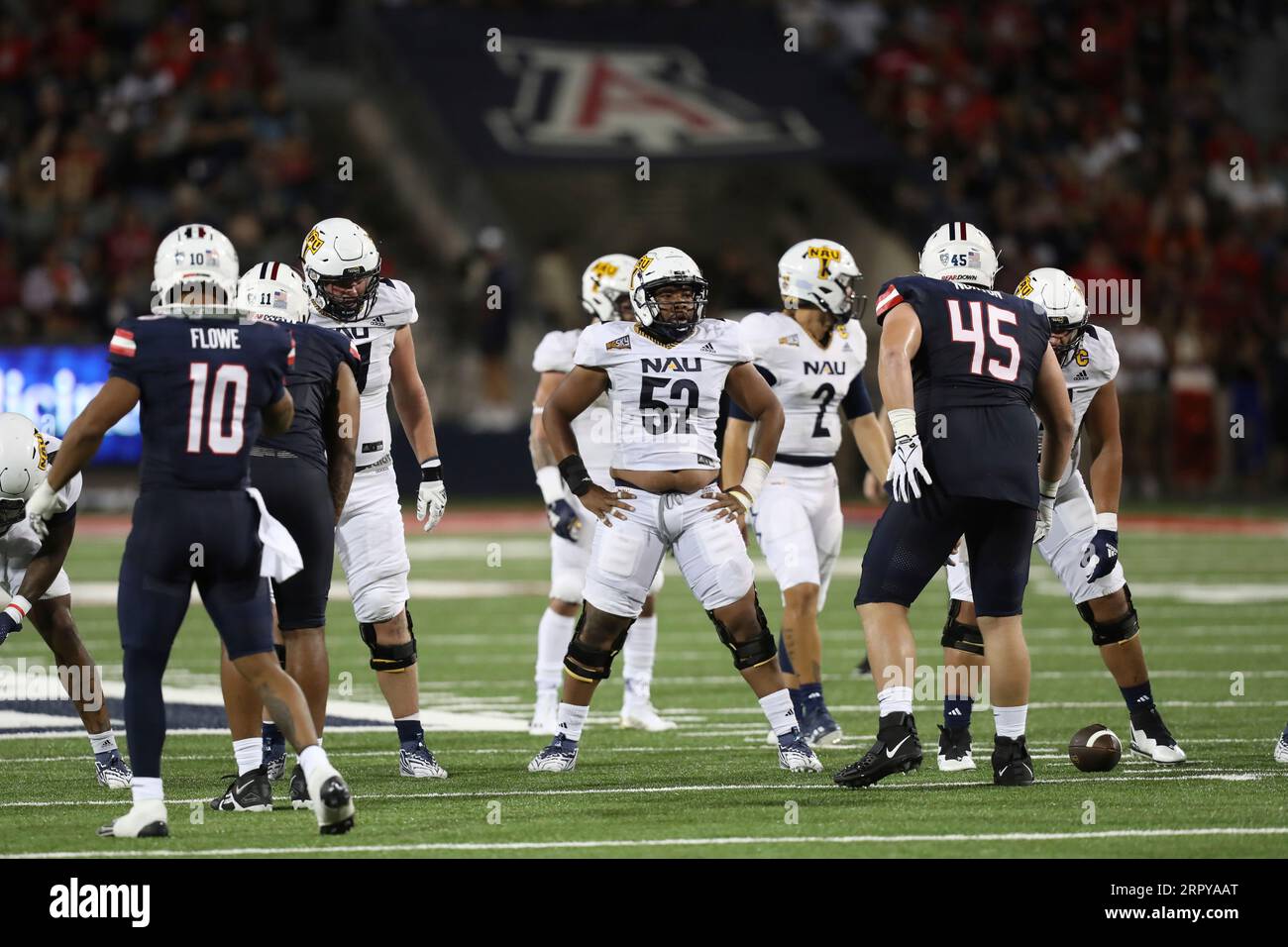 TUCSON, AZ - SEPTEMBER 02. Northern Arizona Lumberjacks linebacker Mo Sarnowski #52, during a football game between the Northern Arizona University Lumberjacks and the University of Arizona Wildcats on September 2, 2023 at Arizona Stadium in Tucson, AZ. (Photo by Christopher Hook/Icon Sportswire) (Icon Sportswire via AP Images) Stockfoto
