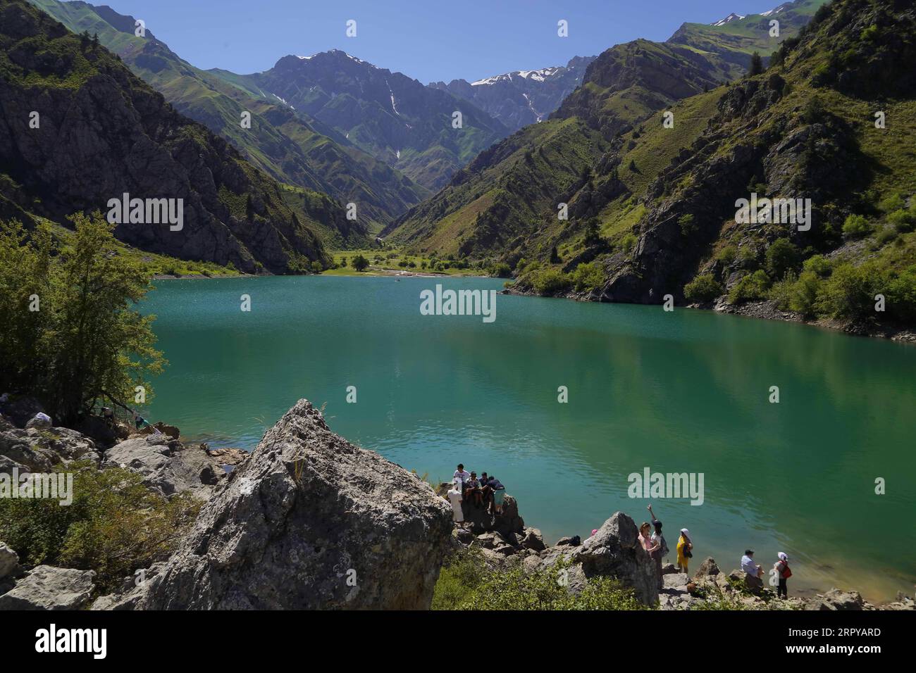 200623 -- TASCHKENT, 23. Juni 2020 Xinhua -- Menschen genießen den Blick am Urungachsee im Ugam-Chatkal Nationalpark, etwa 160 km von Taschkent, Usbekistan. Foto von Zafar Khalilov/Xinhua USBEKISTAN-TASCHKENT-LANDSCHAFT PUBLICATIONxNOTxINxCHN Stockfoto