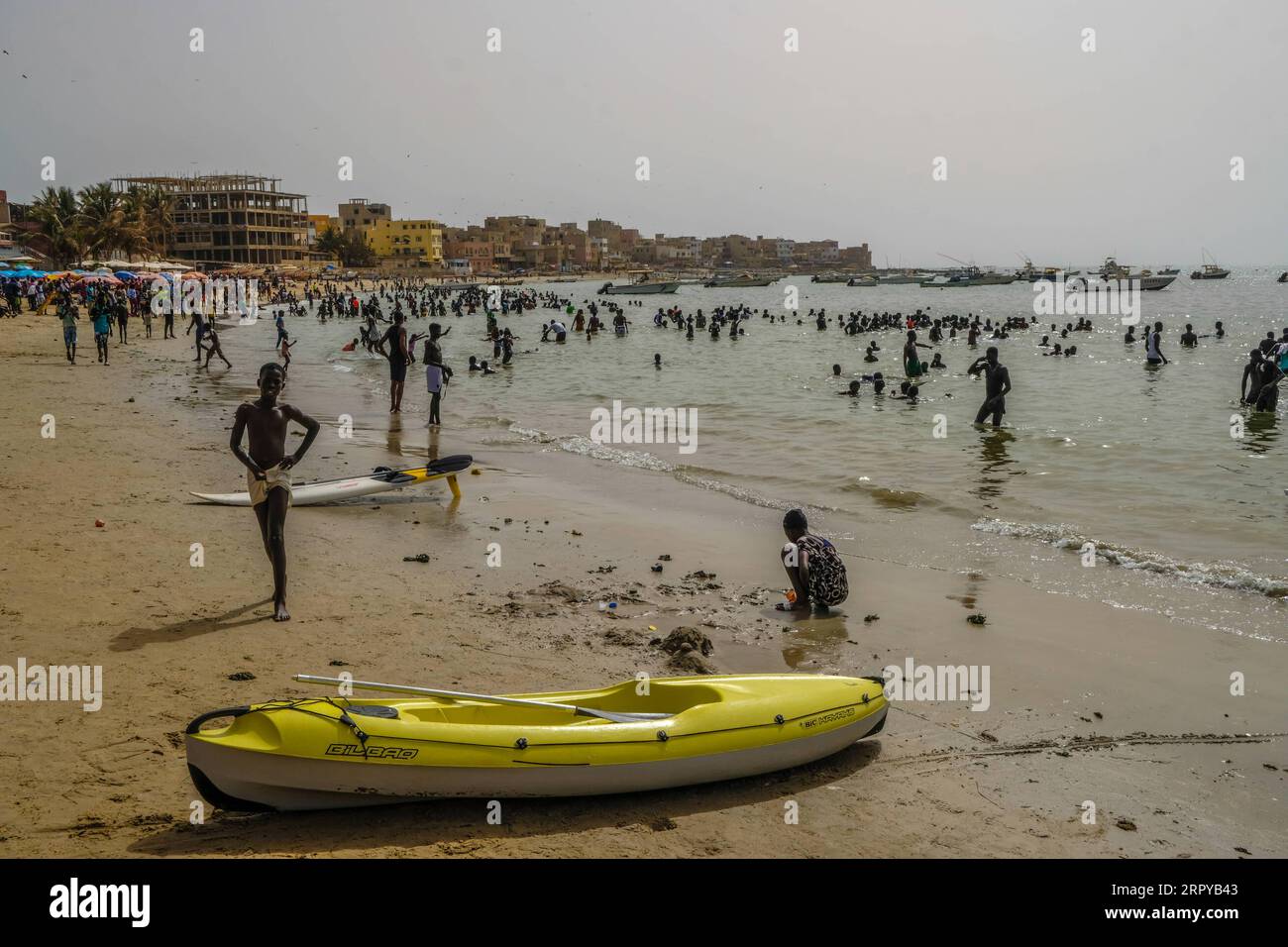 200623 -- DAKAR, 23. Juni 2020 Xinhua -- Menschen genießen ihre Zeit an einem Strand in Dakar, Senegal, 21. Juni 2020. Das senegalesische Ministerium für Gesundheit und soziale Maßnahmen registrierte am Dienstag 64 neue bestätigte COVID-19-Fälle in den letzten 24 Stunden, wodurch die Gesamtzahl der Fälle auf 6.034 gestiegen ist. Foto von Eddy Peters/Xinhua SENEGAL-DAKAR-COVID-19-CASES PUBLICATIONxNOTxINxCHN Stockfoto