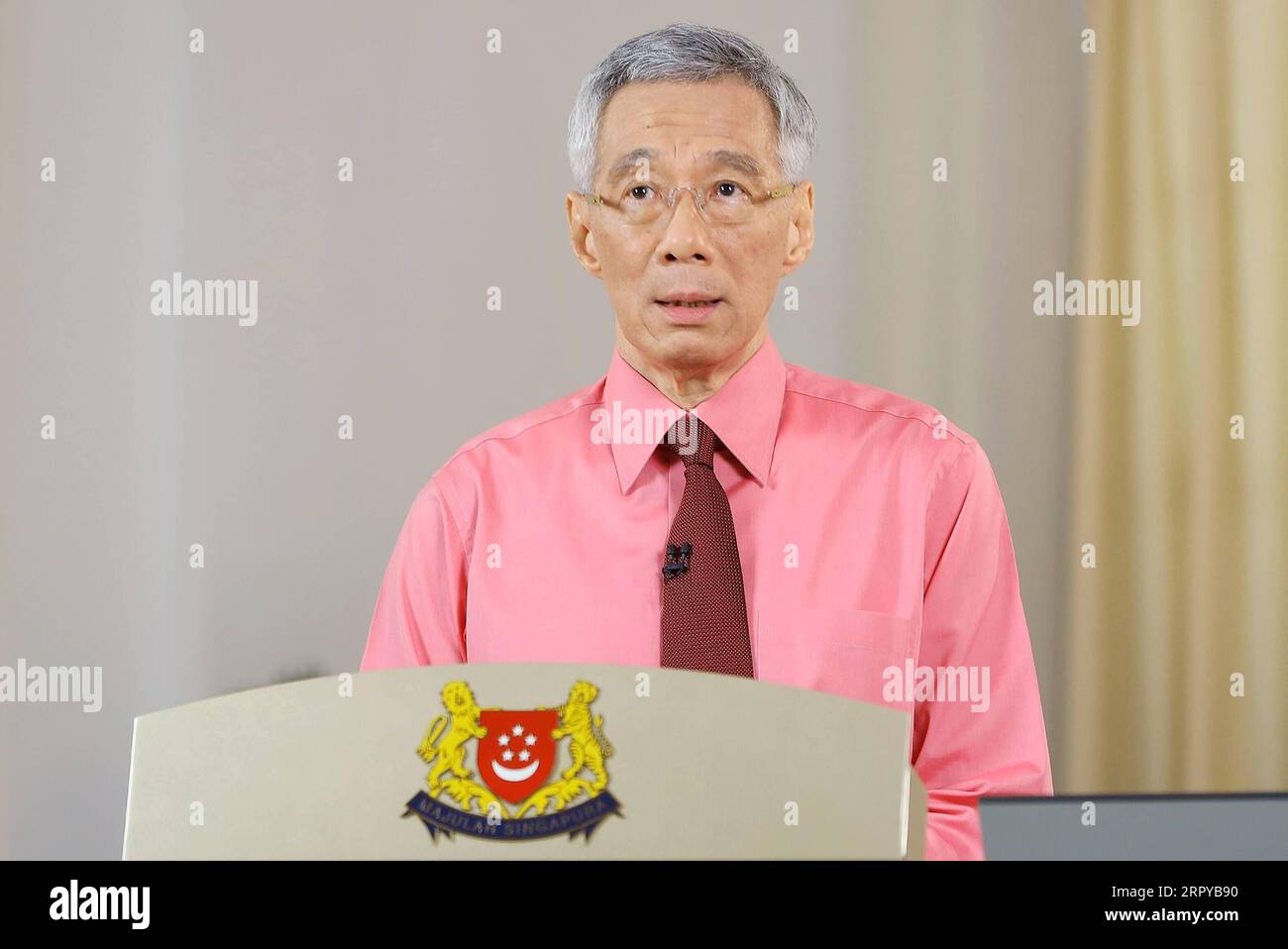 200623 -- SINGAPUR, 23. Juni 2020 Xinhua -- Singapur Premierminister Lee Hsien Loong spricht während einer Live-Ansprache vor der Nation in Singapur, 23. Juni 2020. Singapur Premierminister Lee Hsien Loong sagte am Dienstag, er habe Präsident Halimah Yacob geraten, das parlament aufzulösen und das Wahlurteil zu erlassen. Ministerium für Kommunikation und Information von Singapur/Handout über Xinhua SINGAPUR-LEE HSIEN LOONG-WAHLBEKANNTMACHUNG PUBLICATIONxNOTxINxCHN Stockfoto