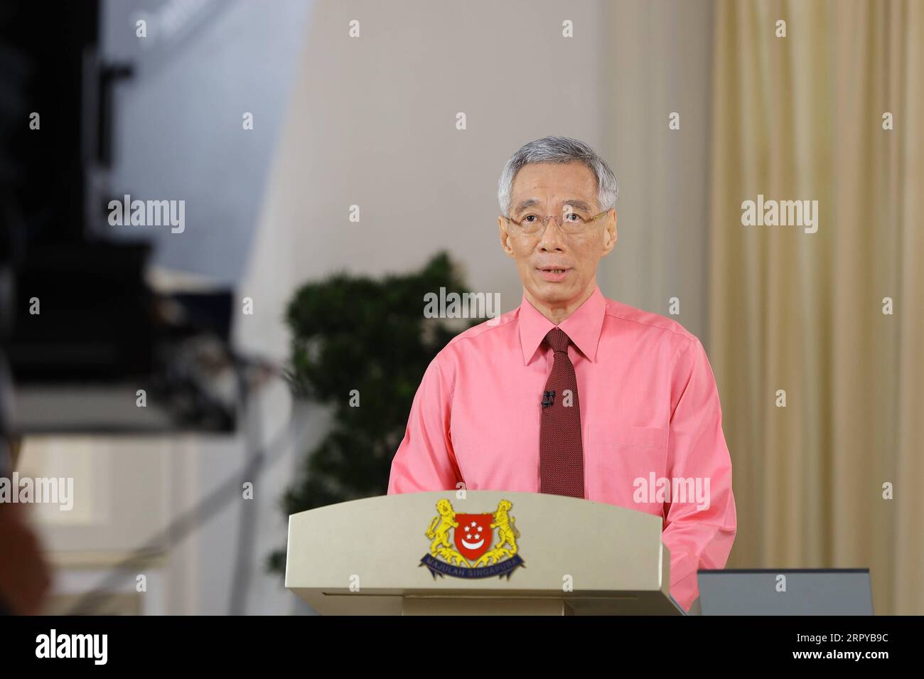 200623 -- SINGAPUR, 23. Juni 2020 -- Premierminister Lee Hsien Loong spricht während einer Live-Ansprache vor der Nation in Singapur, 23. Juni 2020. Singapur Premierminister Lee Hsien Loong sagte am Dienstag, er habe Präsident Halimah Yacob geraten, das parlament aufzulösen und das Wahlurteil zu erlassen. /Handout über Xinhua SINGAPUR-LEE HSIEN LOONG-WAHLBEKANNTMACHUNG MinistryxofxCommunicationsxandxInformationxofxSingapore PUBLICATIONxNOTxINxCHN Stockfoto