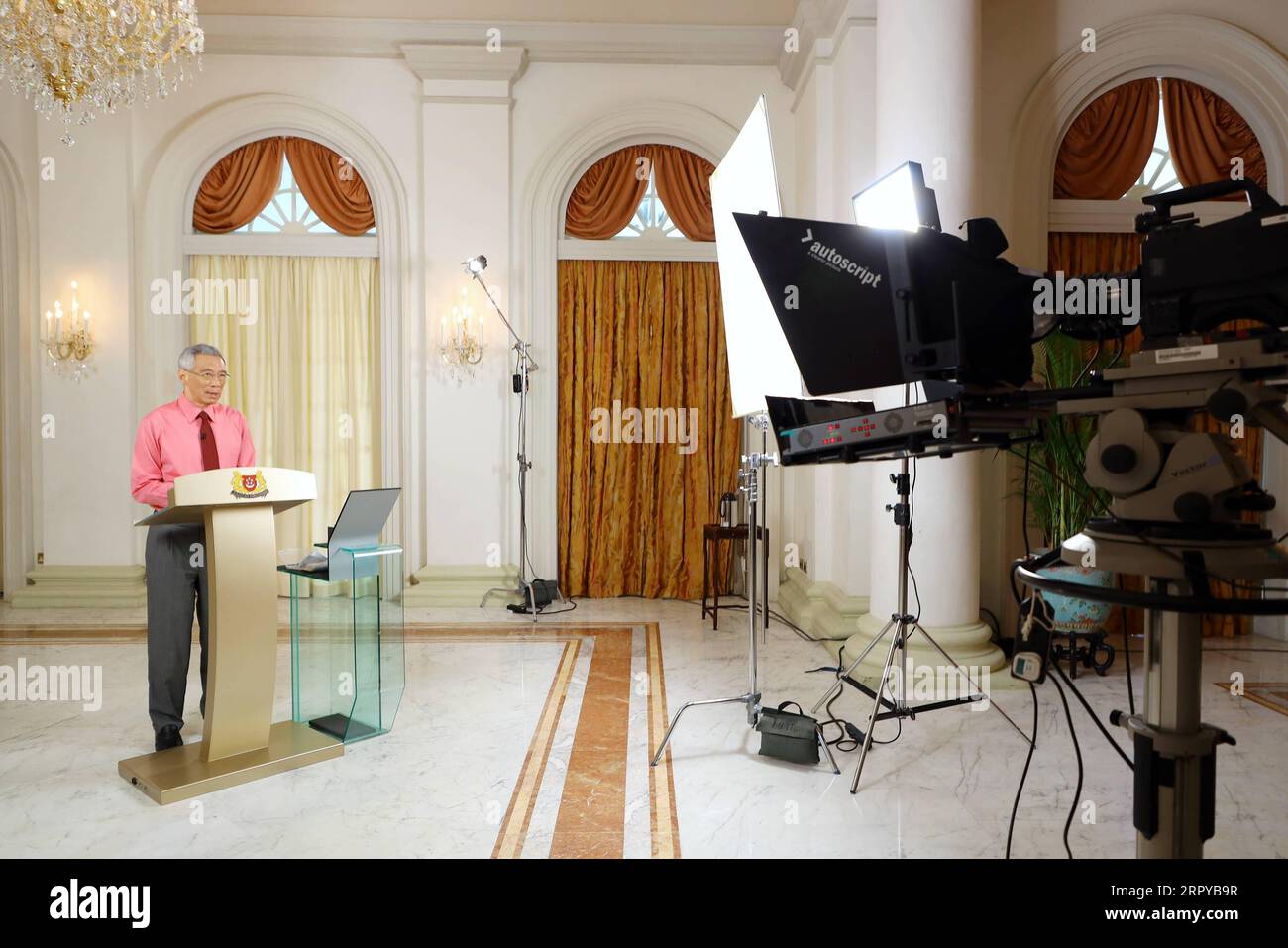 200623 -- SINGAPUR, 23. Juni 2020 Xinhua -- Singapur Premierminister Lee Hsien Loong spricht während einer Live-Ansprache vor der Nation in Singapur, 23. Juni 2020. Singapur Premierminister Lee Hsien Loong sagte am Dienstag, er habe Präsident Halimah Yacob geraten, das parlament aufzulösen und das Wahlurteil zu erlassen. Ministerium für Kommunikation und Information von Singapur/Handout über Xinhua SINGAPUR-LEE HSIEN LOONG-WAHLBEKANNTMACHUNG PUBLICATIONxNOTxINxCHN Stockfoto