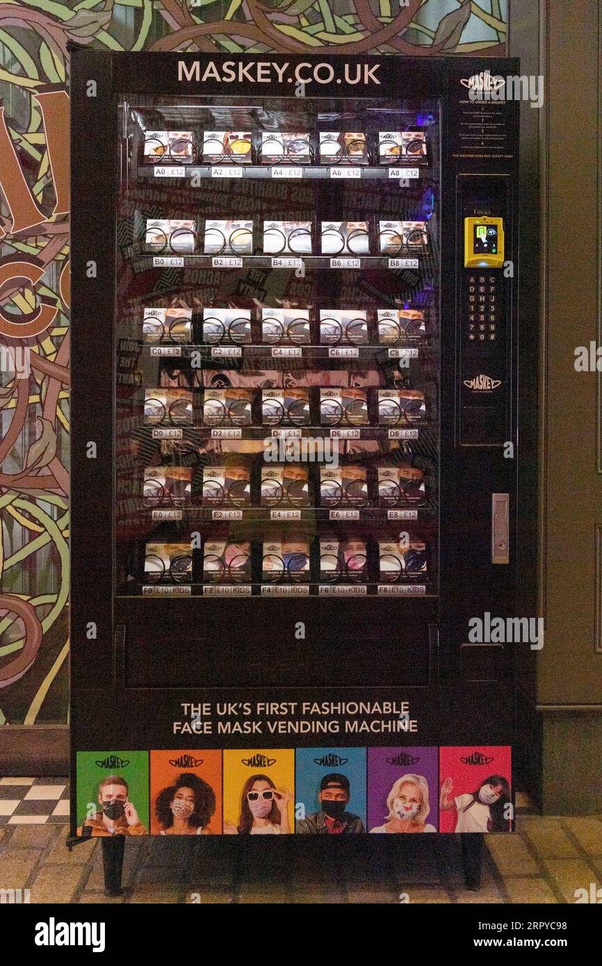 200625 -- LONDON, 25. Juni 2020 Xinhua -- Foto aufgenommen am 24. Juni 2020 zeigt einen Gesichtsmasken-Automaten in London, Großbritannien. Facemask-Automaten sind an Reisehotspots in ganz London aufgetaucht, als die britische Hauptstadt aus dem COVID-19-Lockdown hervorgeht, berichteten lokale Medien. Foto von Ray Tang/Xinhua BRITAIN-LONDON-COVID-19-FACEMASK VERKAUFSAUTOMAT PUBLICATIONxNOTxINxCHN Stockfoto