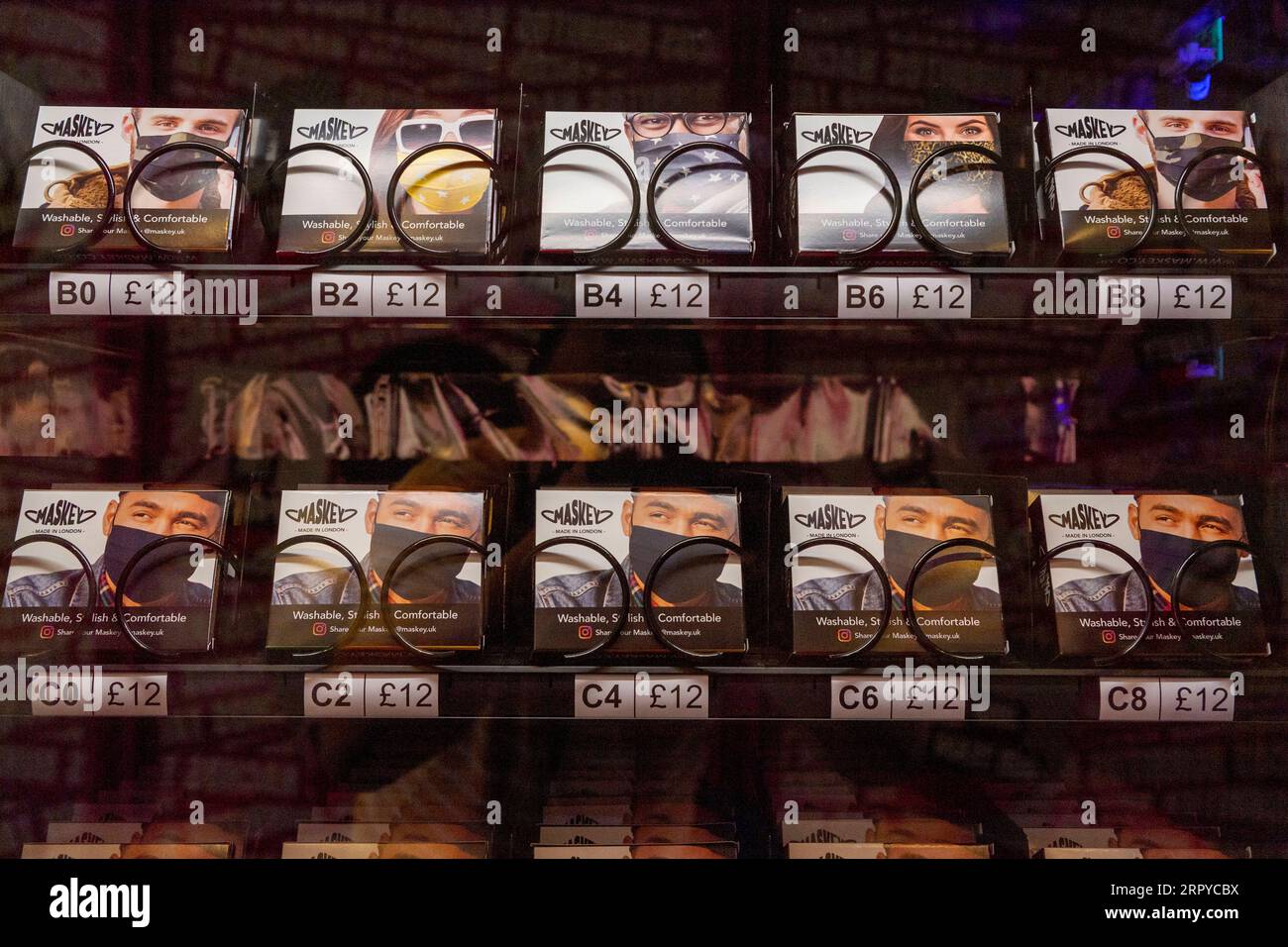 200625 -- LONDON, 25. Juni 2020 Xinhua -- Foto aufgenommen am 24. Juni 2020 zeigt einen Gesichtsmasken-Automaten in London, Großbritannien. Facemask-Automaten sind an Reisehotspots in ganz London aufgetaucht, als die britische Hauptstadt aus dem COVID-19-Lockdown hervorgeht, berichteten lokale Medien. Foto von Ray Tang/Xinhua BRITAIN-LONDON-COVID-19-FACEMASK VERKAUFSAUTOMAT PUBLICATIONxNOTxINxCHN Stockfoto