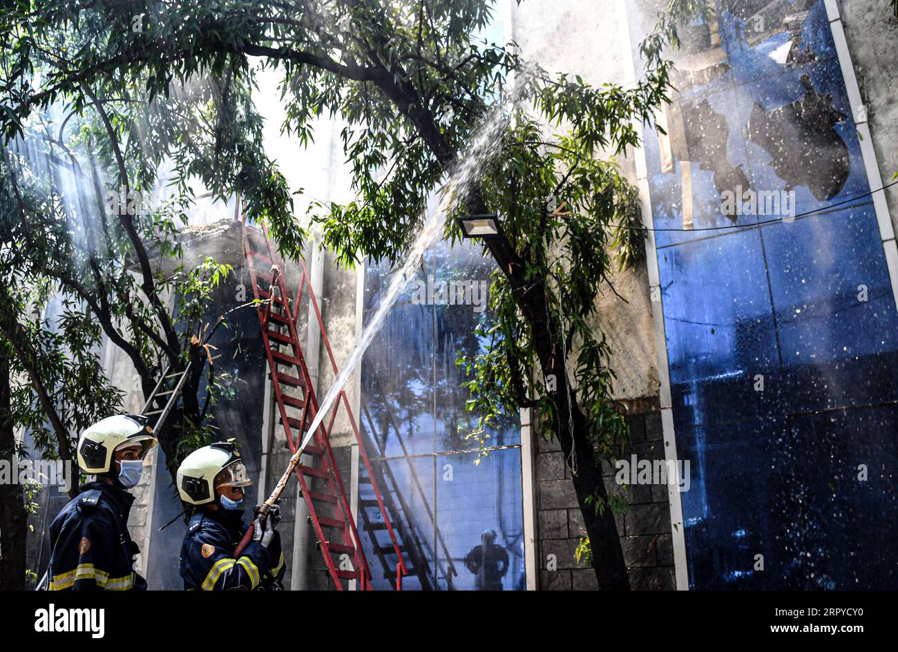 200625 -- MUMBAI, 25. Juni 2020 Xinhua -- Feuerwehrleute übergießen das Feuer im Parel-Gebiet in Mumbai, Indien, 25. Juni 2020. Medienberichten zufolge brach das Feuer in einem dreigeschossigen, leerstehenden Gebäude in Lower Parel aus. STR/Xinhua INDIA-MUMBAI-FIRE PUBLICATIONxNOTxINxCHN Stockfoto