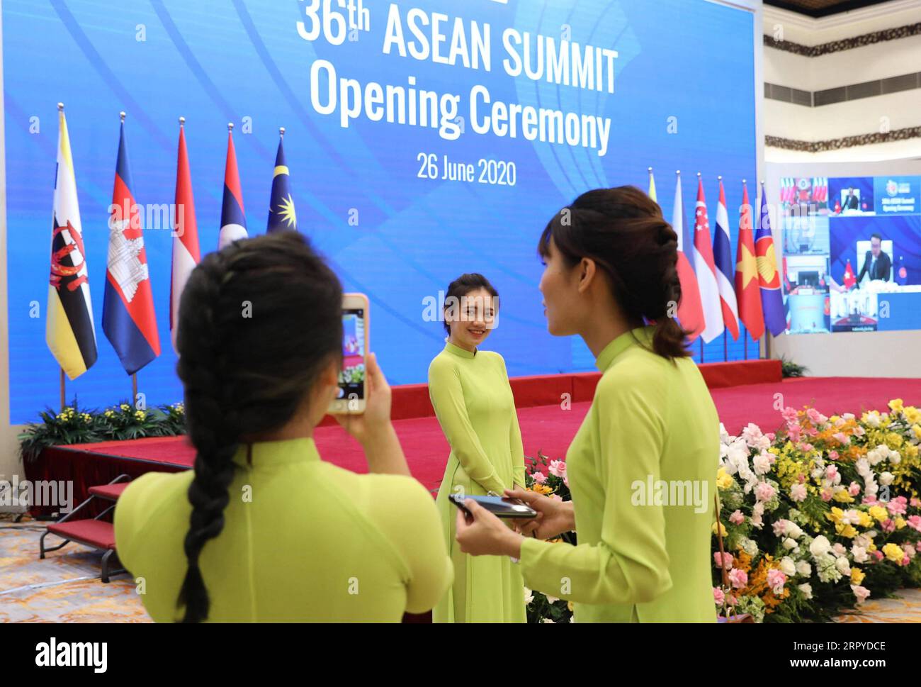 200626 -- HANOI, 26. Juni 2020 -- Foto aufgenommen am 26. Juni 2020 zeigt Menschen, die vor der Eröffnungszeremonie des 36. ASEAN-Gipfels in Hanoi, Vietnam, für Fotos posieren. Der Verband Südostasiatischer Nationen ASEAN eröffnete am Freitag sein 36. Gipfeltreffen unter dem Vorsitz Vietnams über Videokonferenzen, auf denen die Reaktion auf die COVID-19-Epidemie, die Erholung nach der Pandemie und die weitere Zusammenarbeit mit Partnern im Mittelpunkt standen. VIETNAM-ASEAN-36. ASEAN-GIPFEL WangxDi PUBLICATIONxNOTxINxCHN Stockfoto