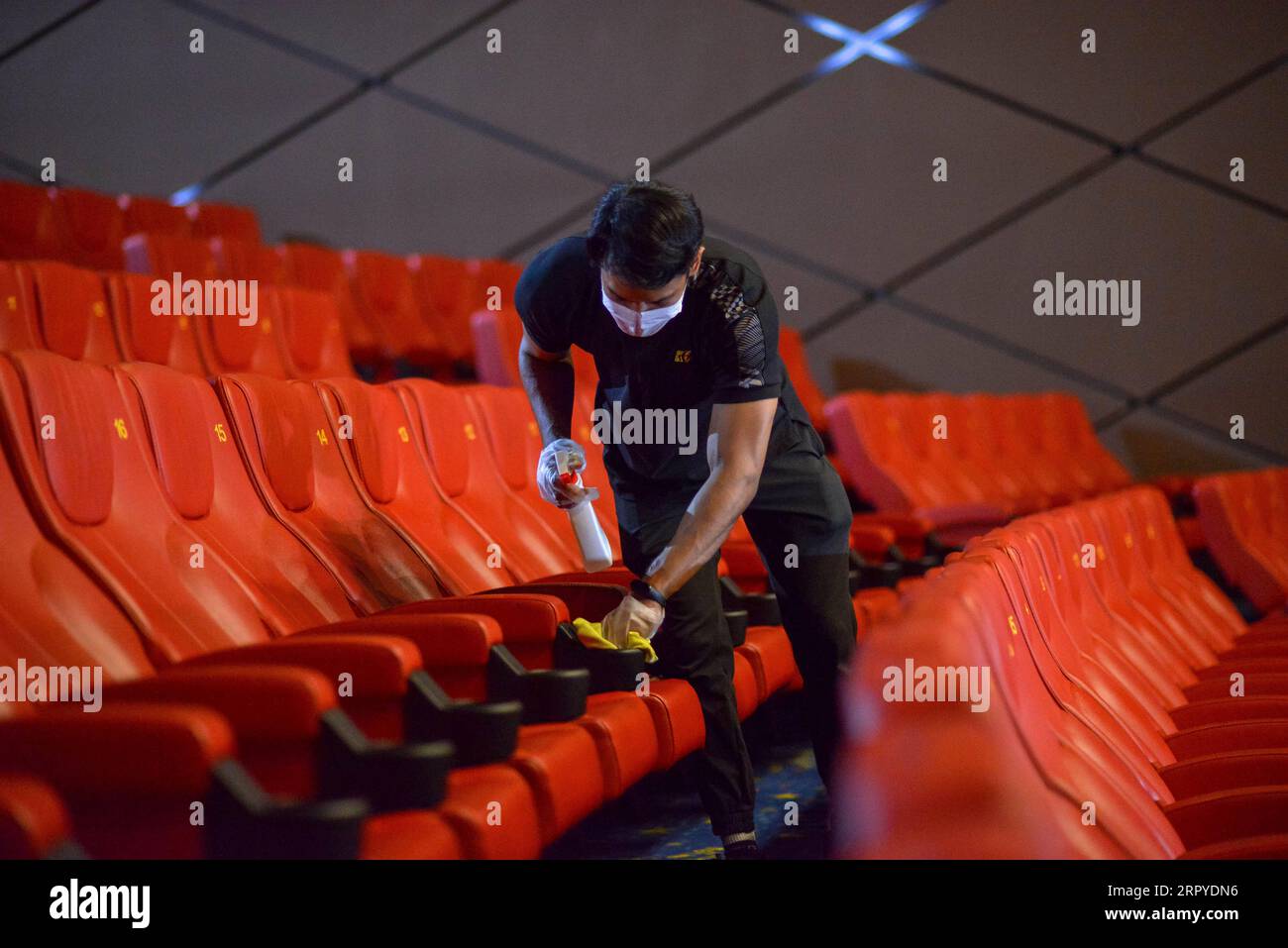 200626 -- KUALA LUMPUR, 26. Juni 2020 Xinhua -- Ein Mitarbeiter desinfiziert die Sitze in Vorbereitung auf die Wiedereröffnung der Kinos in Kuala Lumpur, Malaysia, 26. Juni 2020. Die malaysische Regierung hat Kinos und Theater am 1. Juli wieder in Betrieb genommen. Foto von Chong Voon Chung/Xinhua MALAYSIA-KUALA LUMPUR-CINEMA-REOPEN-VORBEREITUNG PUBLICATIONxNOTxINxCHN Stockfoto