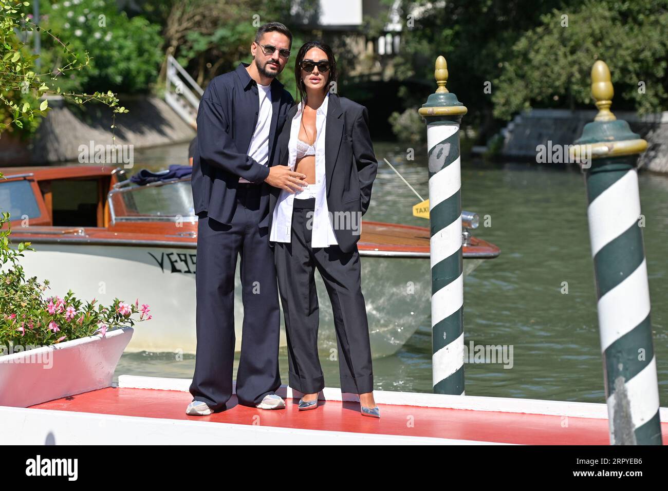Venedig Lido, Italien. September 2023. Pietro Tartaglione (l) und Rosa Perrotta (r) erreichen die Anlegestelle des Hotels Excelsior am Lido. (Foto: Mario Cartelli/SOPA Images/SIPA USA) Credit: SIPA US/Alamy Live News Stockfoto