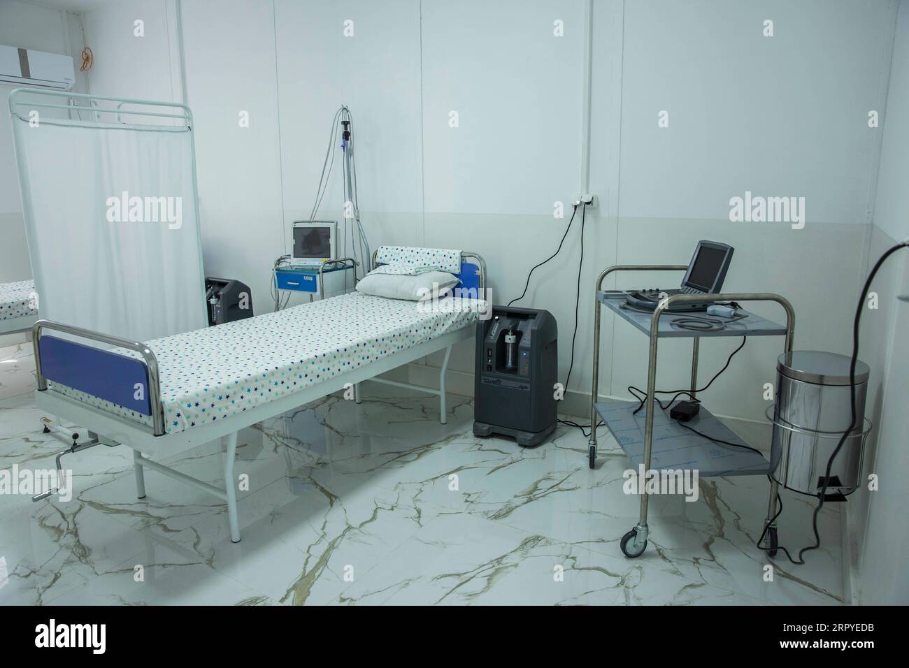 200627 -- HERAT, 27. Juni 2020 Xinhua -- Foto vom 27. Juni 2020 zeigt ein leeres Bett in einem Krankenhaus für COVID-19-Patienten in Herat, Afghanistan. Das afghanische Ministerium für öffentliche Gesundheit bestätigte am Samstag 165 neue COVID-19-Fälle, nachdem die Anzahl der Tests in den letzten Tagen aufgrund des Mangels an Testkits gesunken war, sagte das ministerium in einer Erklärung. Foto von Elaha Sahel/Xinhua AFGHANITSTAN-HERAT-COVID-19-HOSPITAL PUBLICATIONxNOTxINxCHN Stockfoto