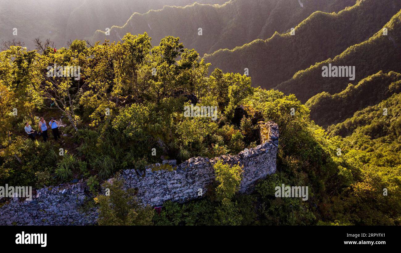 200630 -- LANGAO, 30. Juni 2020 -- Luftaufnahme aufgenommen am 29. Juni 2020 zeigt eine Ansicht von Reliquien aus dem Dorf Minzhu Township im Langao County in der nordwestlichen chinesischen Provinz Shaanxi. Die Reliquien des Haufens, die sich in bergigen Gebieten im Bashan Mountain befinden, stammen aus der Ming-Dynastie von 1368 bis 1644. CHINA-SHAANXI-LANGAO-ANTIKE DORFCLUSTER-RELIKTE CN TAOXMING PUBLICATIONXNOTXINXCHN Stockfoto