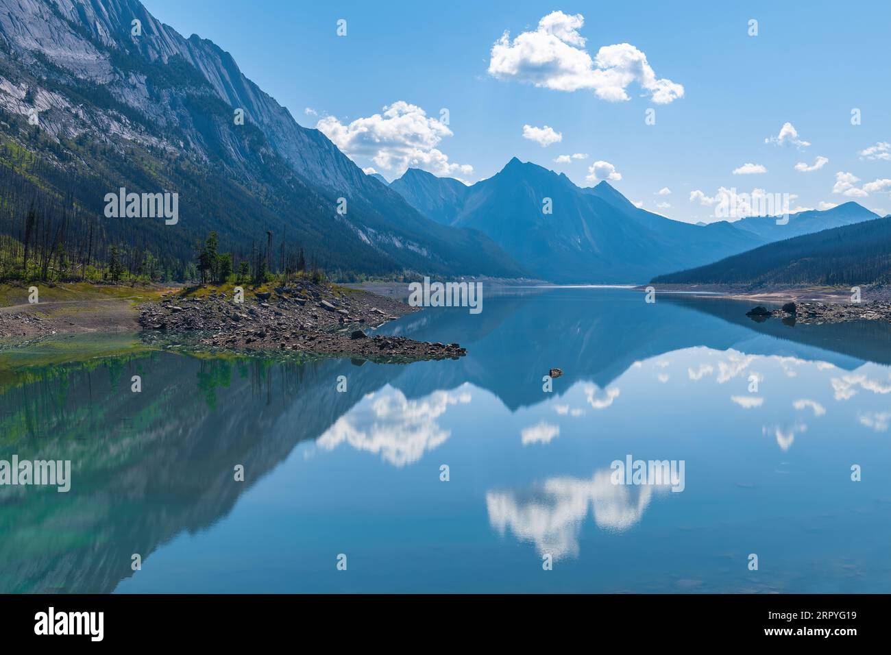 Medizin-See-Reflexion im Sommer, Jasper-Nationalpark, Kanada. Stockfoto