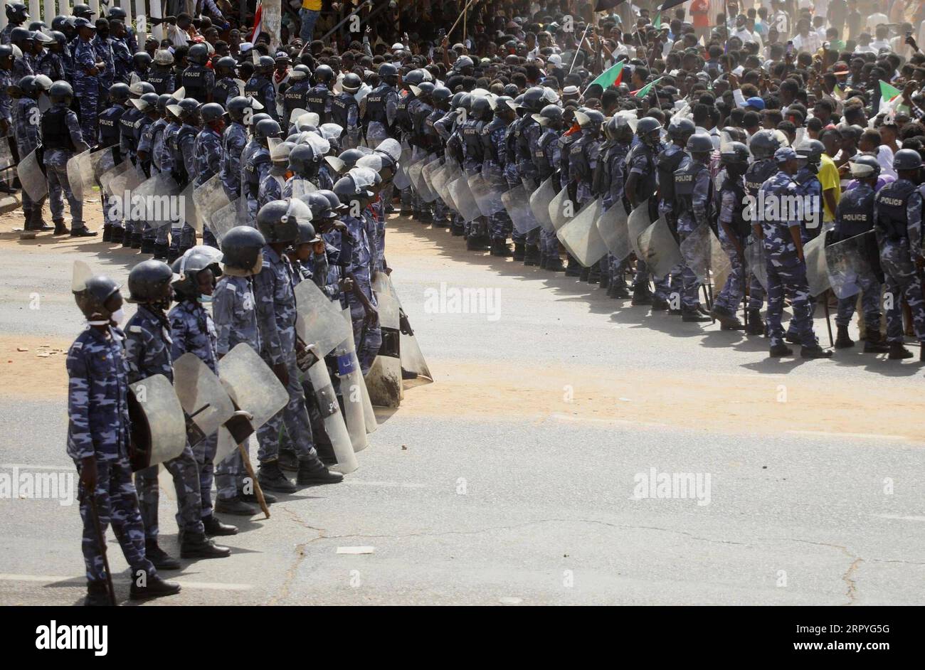 200701 -- KHARTUM, 1. Juli 2020 -- Polizisten konfrontieren Demonstranten während einer Demonstration in Khartum, Sudan, 30. Juni 2020. Zehntausende sudanesische Demonstranten demonstrierten am Dienstag in Khartum und anderen Städten und forderten politische Reformen und einen demokratischen Wandel. Foto von /Xinhua SUDAN-KHARTUM-MASSENDEMONSTRATIONEN MohamedxKhidir PUBLICATIONxNOTxINxCHN Stockfoto