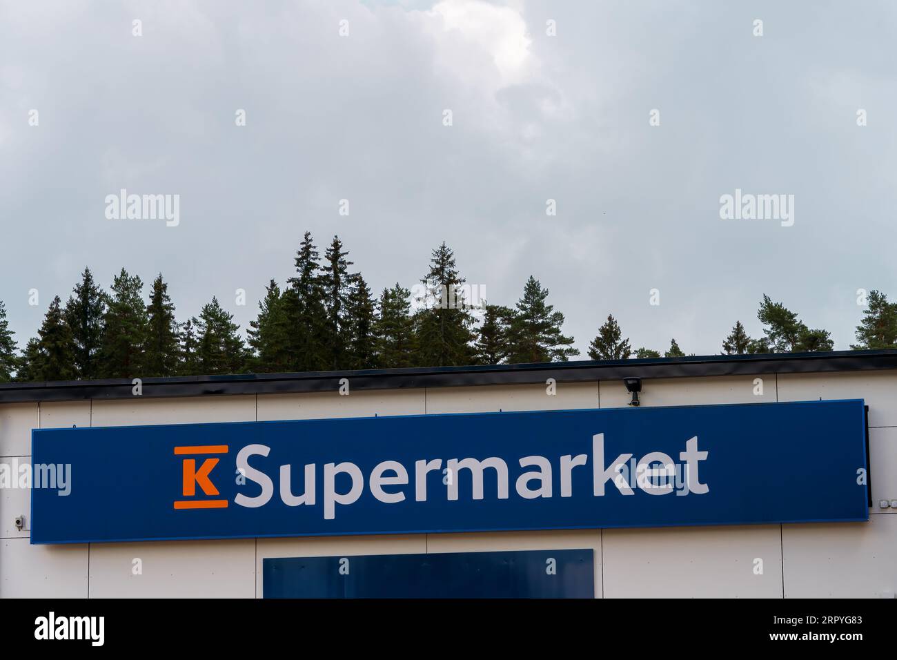 K-Supermarkt-Logo außerhalb des K-Supermarktes in Hollola, Finnland. Juli 30, 2023. Stockfoto