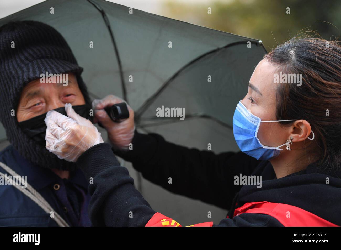 200702 -- PEKING, 2. Juli 2020 -- Li Wei R, Kindergärtnerin und Mitglied der Kommunistischen Partei Chinas CPC, arbeitet als Freiwilliger in Changsha, Provinz Hunan in Zentralchina, 27. Februar 2020. Xinhua Schlagzeilen: 99 Jahre später, CPC's People-Centrized Philosophie, Vision des gemeinsamen Wohlstands gewinnen globale Anerkennung ChenxZeguo PUBLICATIONxNOTxINxCHN Stockfoto