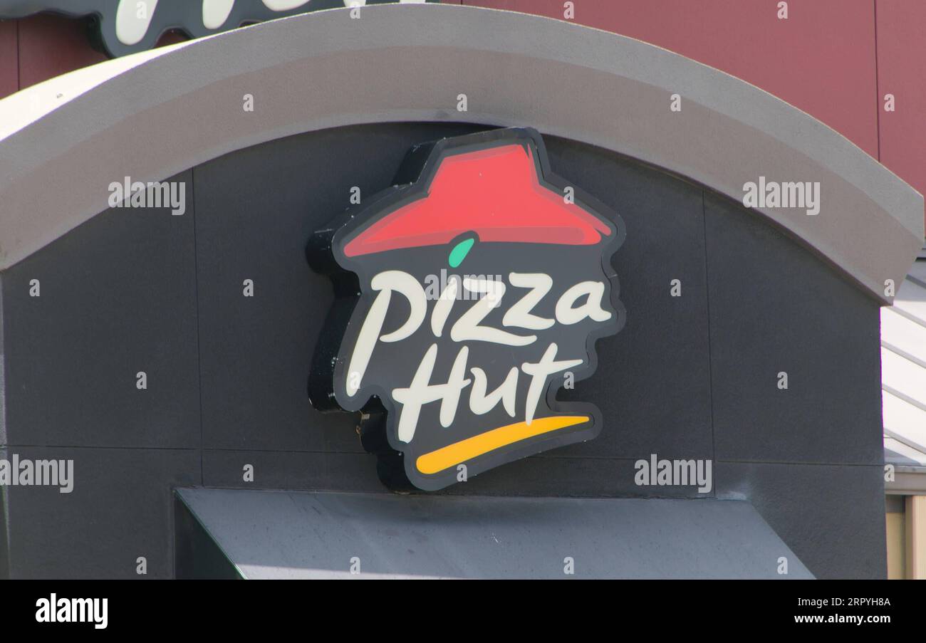 200702 -- PLANO U.S., 2. Juli 2020 Xinhua -- das Logo eines Pizza Hut Restaurants ist am 2. Juli 2020 in Plano, Texas, USA zu sehen. NPC International, der größte US-Franchisenehmer von Pizza Hut, meldete am 1. Juli den Konkurs an. Das Unternehmen betreibt mehr als 1200 Pizzahütten und fast 400 Wendy's Restaurants. Foto von Dan Tian/Xinhua U.S.-TEXAS-PLANO-NPC INTERNATIONAL-BANKRUPTCY PUBLICATIONxNOTxINxCHN Stockfoto