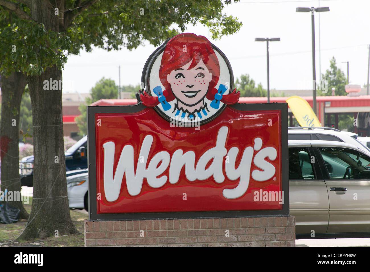 200702 -- PLANO U.S., 2. Juli 2020 Xinhua -- das Logo eines Wendy's Restaurants ist am 2. Juli 2020 in Plano, Texas, USA zu sehen. NPC International, der größte US-Franchisenehmer von Pizza Hut, meldete am 1. Juli den Konkurs an. Das Unternehmen betreibt mehr als 1200 Pizzahütten und fast 400 Wendy's Restaurants. Foto von Dan Tian/Xinhua U.S.-TEXAS-PLANO-NPC INTERNATIONAL-BANKRUPTCY PUBLICATIONxNOTxINxCHN Stockfoto