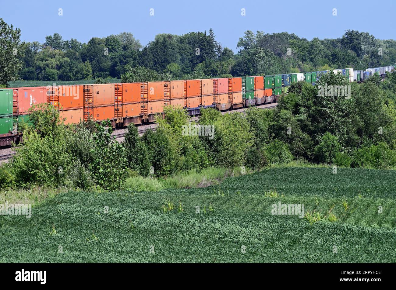 La Fox, Illinois, USA. Ein intermodaler Güterzug der Union Pacific Railroad spaltet sich durch Felder im ländlichen Illinois. Stockfoto