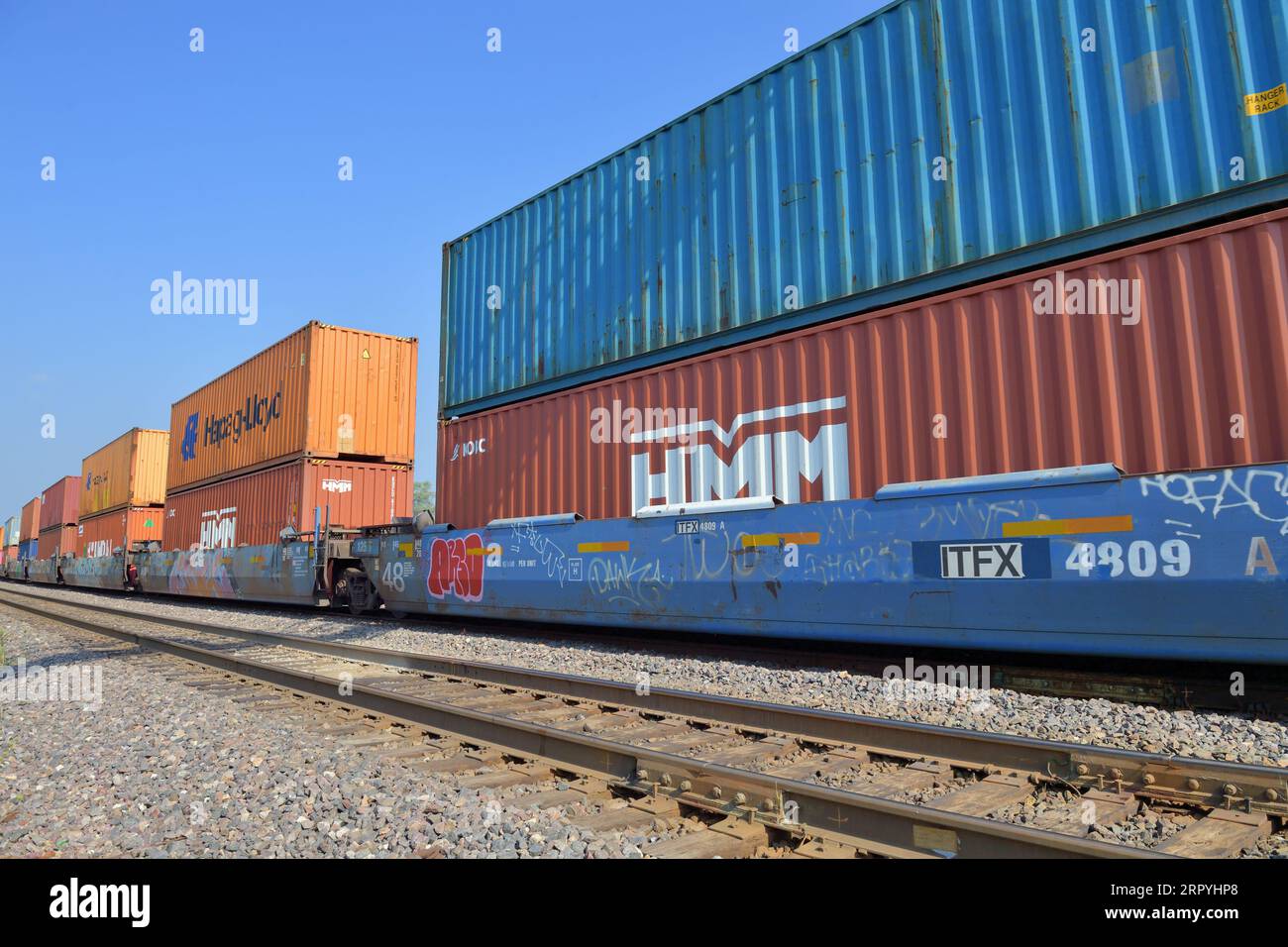 Winfield, Illinois, USA. Ein intermodaler Güterzug der Union Pacific auf einer Fahrt nach Osten durch den Nordosten von Illinois in Richtung Chicago. Stockfoto