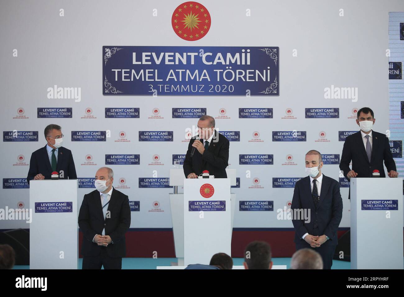 200703 -- ISTANBUL, 3. Juli 2020 Xinhua -- der türkische Präsident Recep Tayyip Erdogan C nimmt an der Eröffnungszeremonie einer Moschee in Istanbul, Türkei, am 3. Juli 2020 Teil. Erdogan prangerte am Freitag die zunehmende internationale Kritik an der Absicht der Türkei an, Istanbuls ikonisches Hagia Sophia-Museum in eine Moschee zu verstecken. XINHUA TÜRKEI-ISTANBUL-PRÄSIDENT-MOSCHEE-ERÖFFNUNGSZEREMONIE PUBLICATIONXNOTXINXCHN Stockfoto
