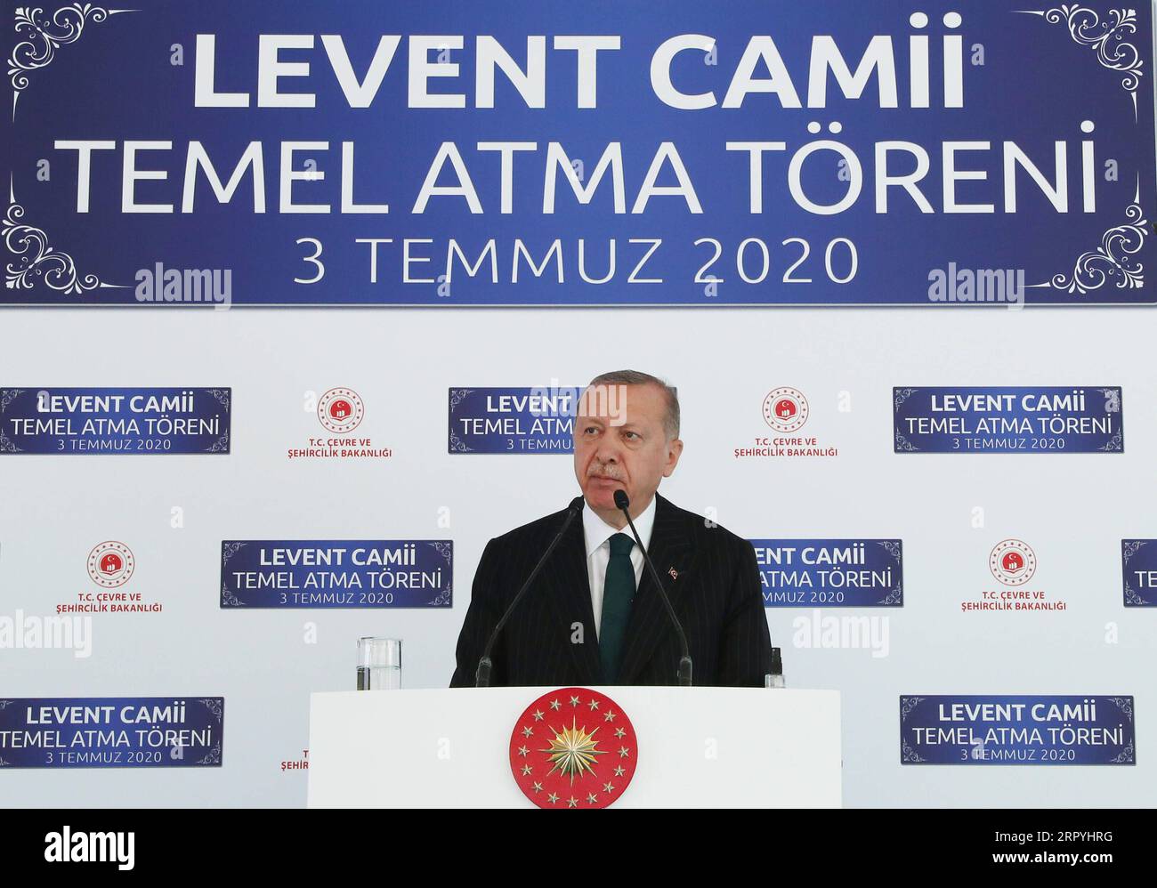 200703 -- ISTANBUL, 3. Juli 2020 Xinhua -- der türkische Präsident Recep Tayyip Erdogan nimmt an der Eröffnungszeremonie einer Moschee in Istanbul, Türkei, am 3. Juli 2020 Teil. Erdogan prangerte am Freitag die zunehmende internationale Kritik an der Absicht der Türkei an, Istanbuls ikonisches Hagia Sophia-Museum in eine Moschee zu verstecken. XINHUA TÜRKEI-ISTANBUL-PRÄSIDENT-MOSCHEE-ERÖFFNUNGSZEREMONIE PUBLICATIONXNOTXINXCHN Stockfoto