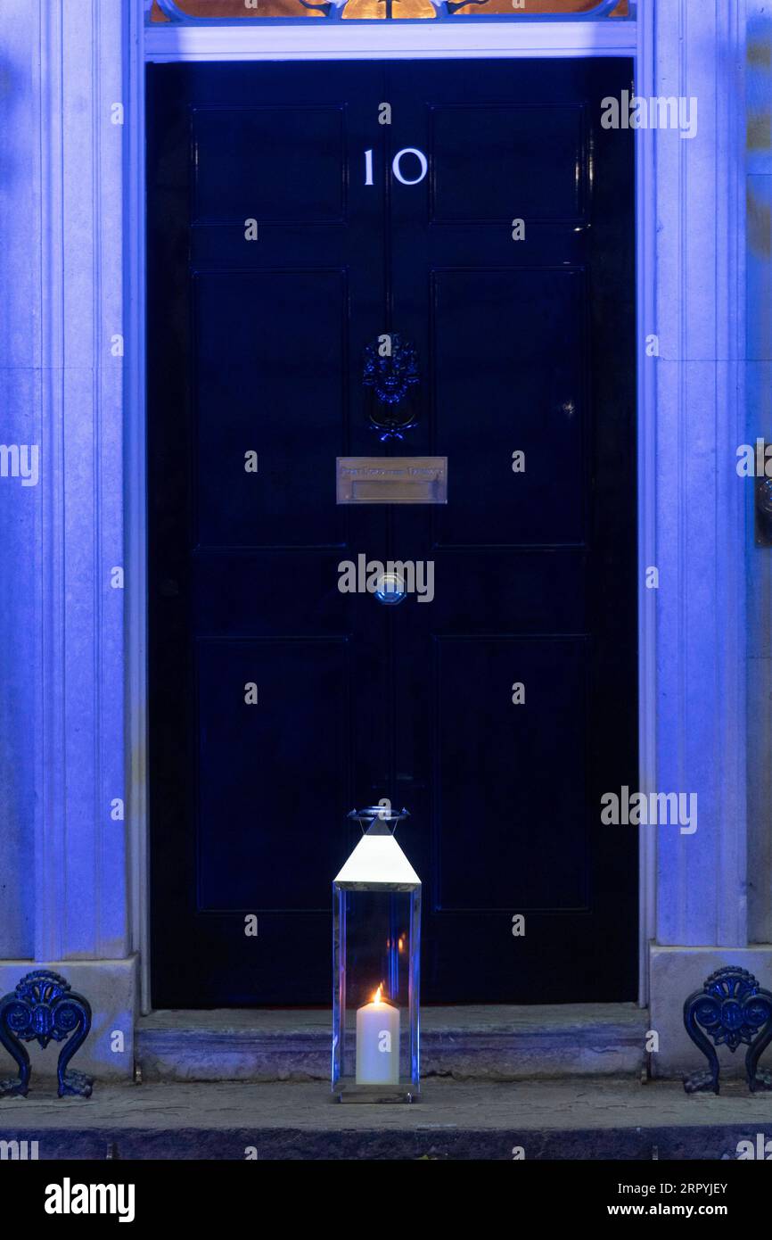 200705 -- LONDON, 5. Juli 2020 Xinhua -- Eine Kerze wird an der Vorderseite der Downing Street platziert, während das Gebäude blau beleuchtet wird, um den 72. Jahrestag des National Health Service NHS in London, Großbritannien am 4. Juli 2020 zu feiern. Laut lokalen Medien wurden Dutzende von Wahrzeichen im ganzen Land blau beleuchtet, um 72 Jahre seit der Gründung des NHS zu markieren. Foto von Ray Tang/Xinhua BRITAIN-LONDON-LANDMARKS-LIT BLUE-NHS-72ND ANNIVERSARY PUBLICATIONxNOTxINxCHN Stockfoto