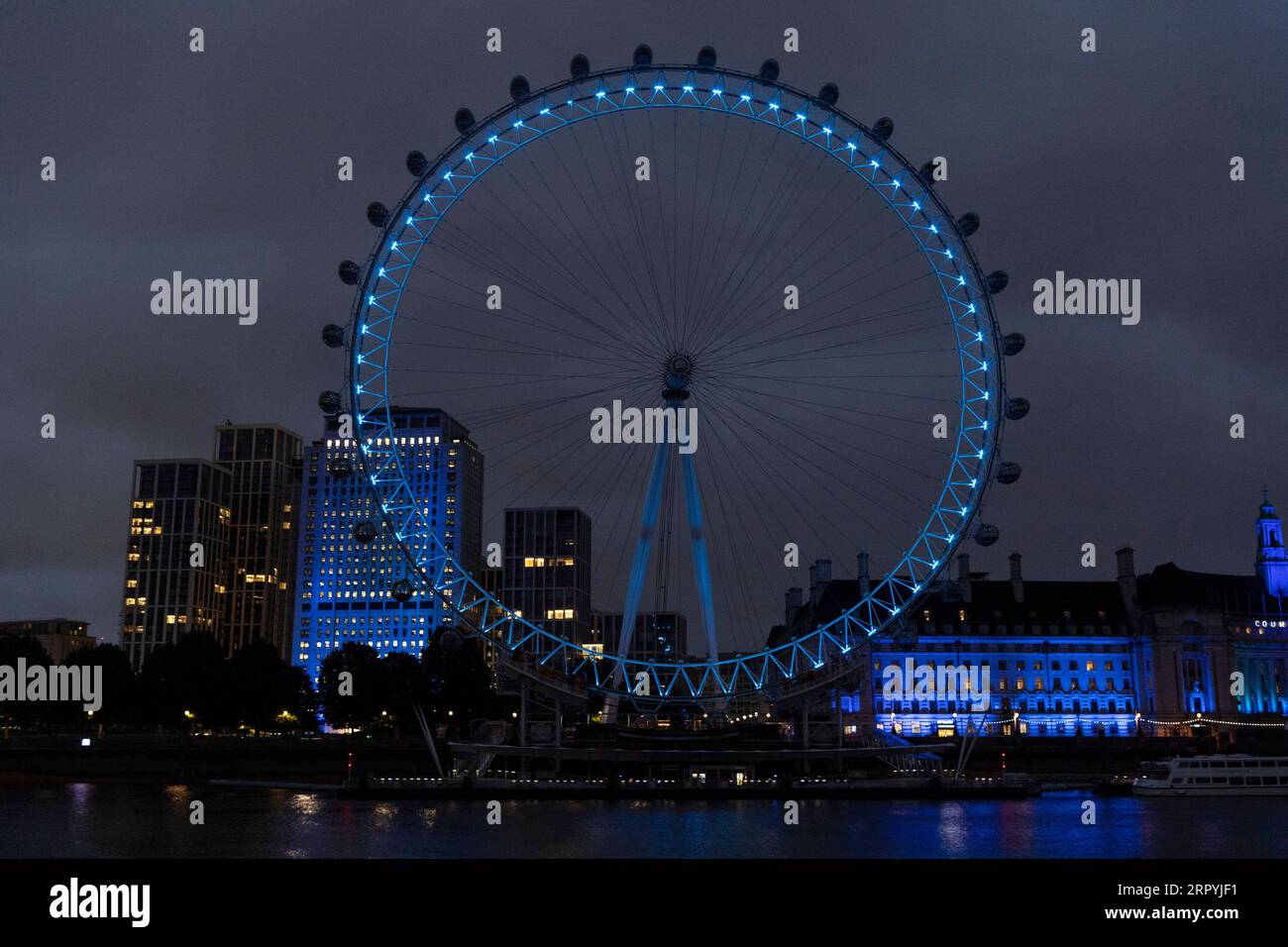 200705 -- LONDON, 5. Juli 2020 Xinhua -- das London Eye ist blau beleuchtet, um den 72. Jahrestag des National Health Service NHS in London, Großbritannien am 4. Juli 2020 zu feiern. Laut lokalen Medien wurden Dutzende von Wahrzeichen im ganzen Land blau beleuchtet, um 72 Jahre seit der Gründung des NHS zu markieren. Foto von Ray Tang/Xinhua BRITAIN-LONDON-LANDMARKS-LIT BLUE-NHS-72ND ANNIVERSARY PUBLICATIONxNOTxINxCHN Stockfoto