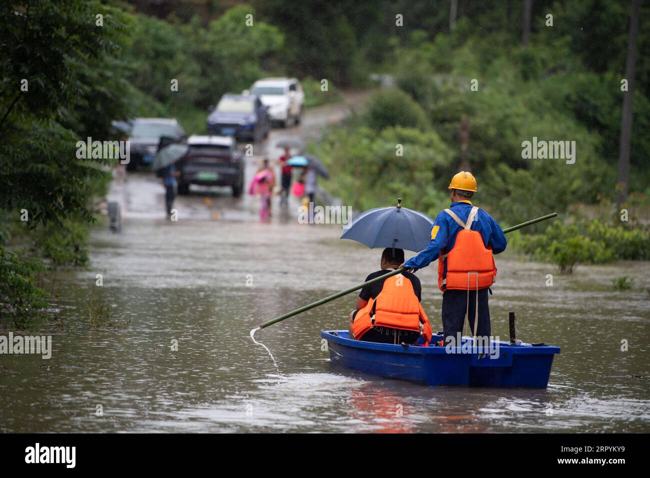 200707 -- SHIMEN, 7. Juli 2020 -- Rettungskräfte helfen bei der Evakuierung von eingeschlossenen Dorfbewohnern in der Yanchi Township im Shimen County, Provinz Hunan in Zentralchina, 7. Juli 2020. In den letzten Tagen traf die regenausgelöste Überschwemmung das County. CHINA-HUNAN-SHIMEN-FLOOD CN ChenxSihan PUBLICATIONxNOTxINxCHN Stockfoto