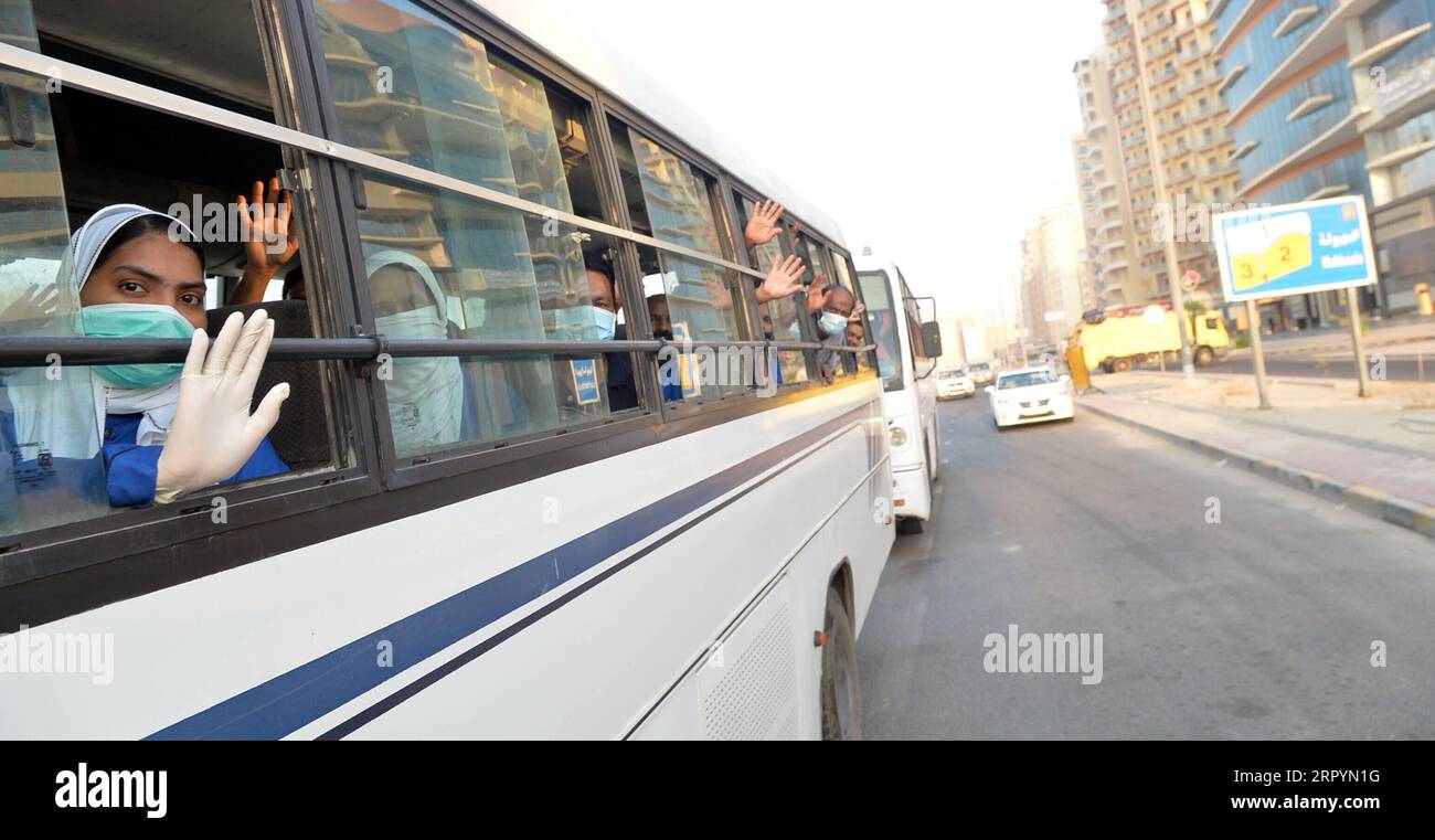 200709 -- KUWAIT CITY, 9. Juli 2020 Xinhua -- Arbeiter sind auf dem Weg zum Arbeitsplatz in Mahboula, nach der Aufhebung der Sperrbeschränkungen, in Ahmadi Gouvernement, Kuwait, 9. Juli 2020. Die kuwaitische Regierung hob am Donnerstag die Sperrung in den Gebieten Jleeb Al-Shuyoukh und Mahboula auf. Die Sperrung wurde seit dem 6. April für die beiden von Expatriates dominierten und stark besiedelten Gebiete eingeführt. Foto von Asad/Xinhua KUWAIT-COVID-19-LOCKDOWN-LIFTING PUBLICATIONxNOTxINxCHN Stockfoto