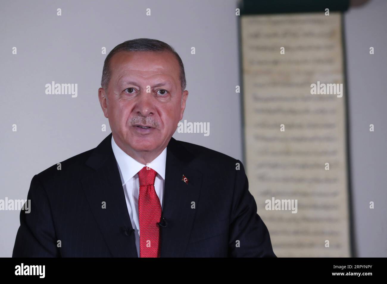 Türkei, Hagia Sophia in Istanbul wird zur Moschee umgewandelt 200710 -- ANKARA, 10. Juli 2020 Xinhua -- der türkische Präsident Recep Tayyip Erdogan hält am 10. Juli 2020 eine Fernsehansprache an die türkische Nation in Ankara. Die Türkei würde am 24. Juli die ersten Gebete in Istanbuls ikonischer Hagia Sophia durchführen, sagte der türkische Präsident Recep Tayyip Erdogan am Freitag nach der Umwandlung des Denkmals aus einem Museum in eine Moschee. Xinhua TÜRKEI-ANKARA-PRÄSIDENT-FERNSEHANSPRACHE PUBLICATIONxNOTxINxCHN Stockfoto