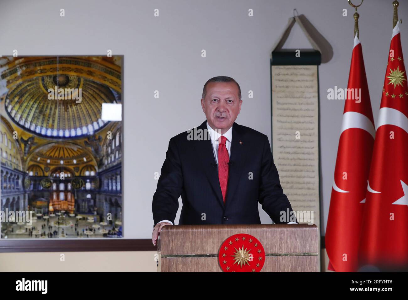 Türkei, Hagia Sophia in Istanbul wird zur Moschee umgewandelt 200710 -- ANKARA, 10. Juli 2020 Xinhua -- der türkische Präsident Recep Tayyip Erdogan hält am 10. Juli 2020 eine Fernsehansprache an die türkische Nation in Ankara. Die Türkei würde am 24. Juli die ersten Gebete in Istanbuls ikonischer Hagia Sophia durchführen, sagte der türkische Präsident Recep Tayyip Erdogan am Freitag nach der Umwandlung des Denkmals aus einem Museum in eine Moschee. Xinhua TÜRKEI-ANKARA-PRÄSIDENT-FERNSEHANSPRACHE PUBLICATIONxNOTxINxCHN Stockfoto