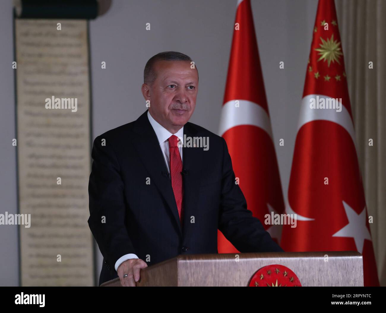 Nachrichten Bilder des Tages Türkei, Hagia Sophia in Istanbul wird zur Moschee umgewandelt 200710 -- ANKARA, 10. Juli 2020 Xinhua -- der türkische Präsident Recep Tayyip Erdogan hält am 10. Juli 2020 eine Fernsehansprache an die türkische Nation in Ankara. Die Türkei würde am 24. Juli die ersten Gebete in Istanbuls ikonischer Hagia Sophia durchführen, sagte der türkische Präsident Recep Tayyip Erdogan am Freitag nach der Umwandlung des Denkmals aus einem Museum in eine Moschee. Xinhua TÜRKEI-ANKARA-PRÄSIDENT-FERNSEHANSPRACHE PUBLICATIONxNOTxINxCHN Stockfoto