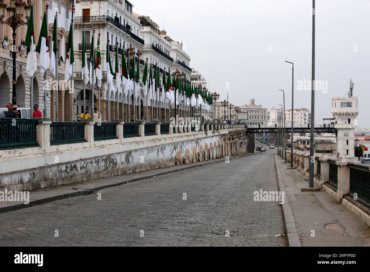 200711 -- ALGIER, 11. Juli 2020 Xinhua -- Foto vom 10. Juli 2020 zeigt eine fast leere Straße in Algier, Algerien. Algerien führte neue Maßnahmen zur Eindämmung des Ausbruchs von COVID-19 ein, die ab Freitag wirksam werden sollten. XINHUA ALGERIEN-COVID-19-NEW ANTI-PANDEMIC MEASURES PUBLICATIONXNOTXINXCHN Stockfoto