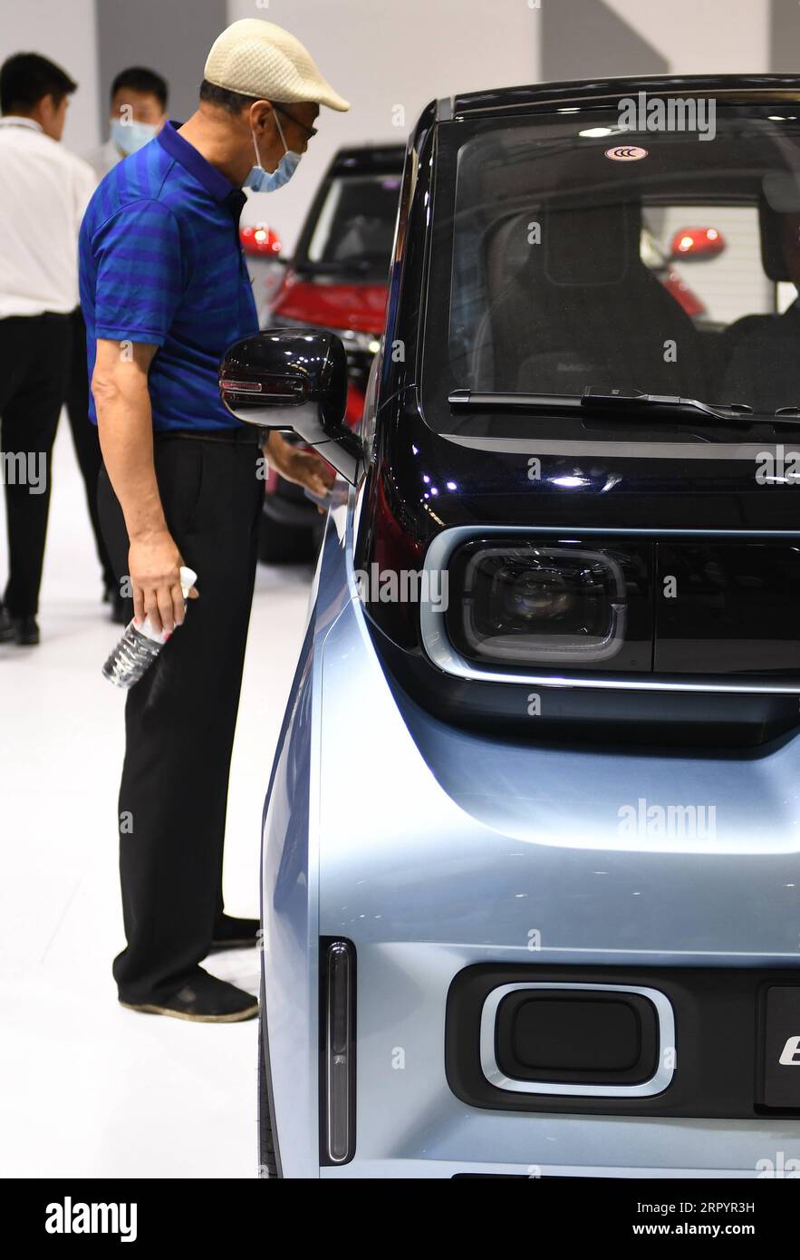 200713 -- CHANGCHUN, 13. Juli 2020 -- Ein Mann sieht Ein Auto während der 17. China Changchun International Automobile Expo in Changchun, nordöstliche Provinz Jilin, 13. Juli 2020. Der chinesische Automobilmarkt hielt die Erholung im Juni mit einer Gesamtproduktion von 22,5 Prozent gegenüber dem Vorjahr und einem Umsatzanstieg von 11,6 Prozent aufrecht, laut den von der China Association of Automobile Manufacturers veröffentlichten Daten. CHINA-AUTO-MARKTERHOLUNG CN ZhangxNan PUBLICATIONxNOTxINxCHN Stockfoto