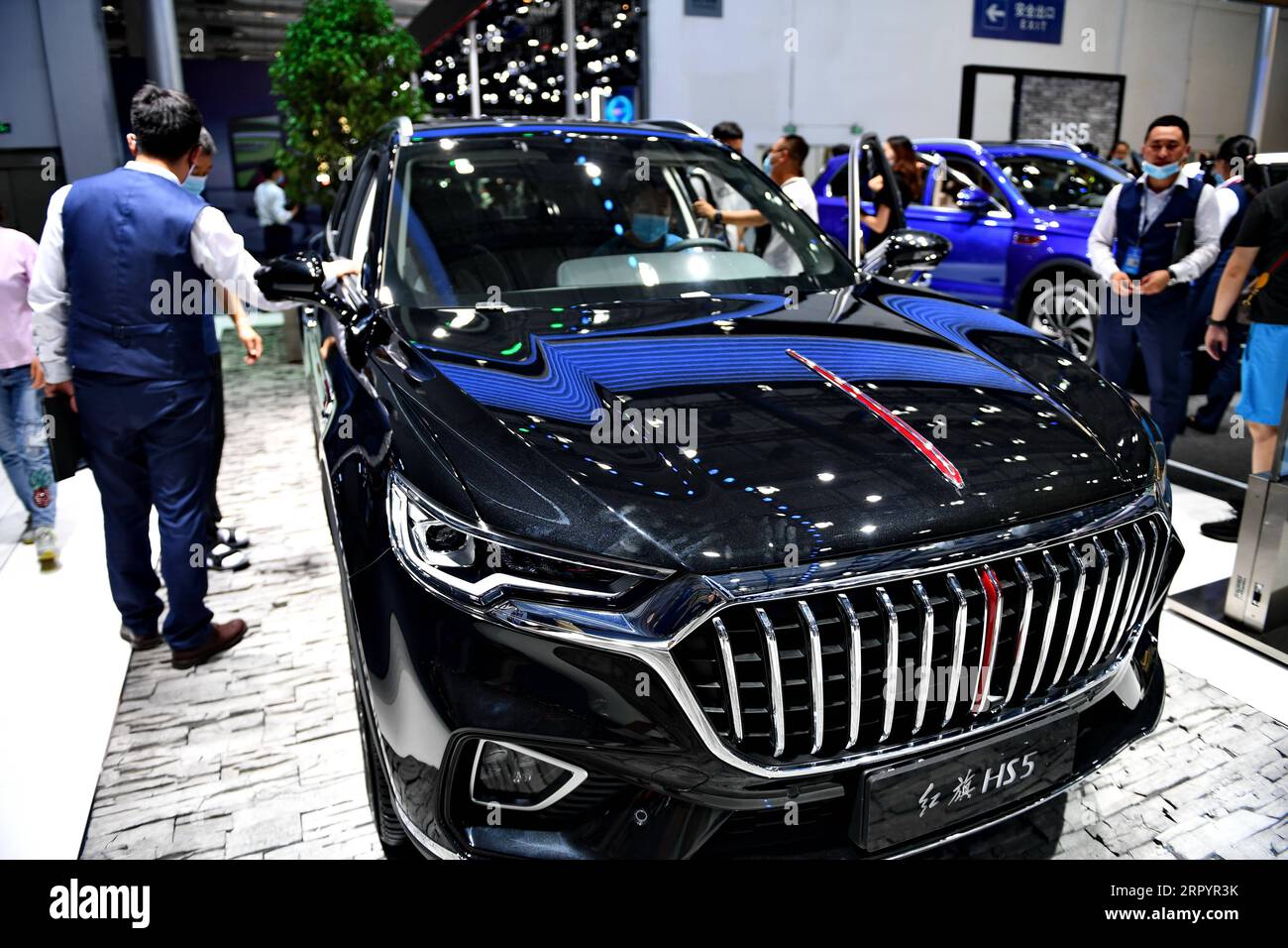 200713 -- CHANGCHUN, 13. Juli 2020 -- Menschen besuchen die 17. China Changchun International Automobile Expo in Changchun, nordöstliche Provinz Jilin, 13. Juli 2020. Der chinesische Automobilmarkt hielt die Erholung im Juni mit einer Gesamtproduktion von 22,5 Prozent gegenüber dem Vorjahr und einem Umsatzanstieg von 11,6 Prozent aufrecht, laut den von der China Association of Automobile Manufacturers veröffentlichten Daten. CHINA-AUTO-MARKTERHOLUNG CN ZhangxNan PUBLICATIONxNOTxINxCHN Stockfoto