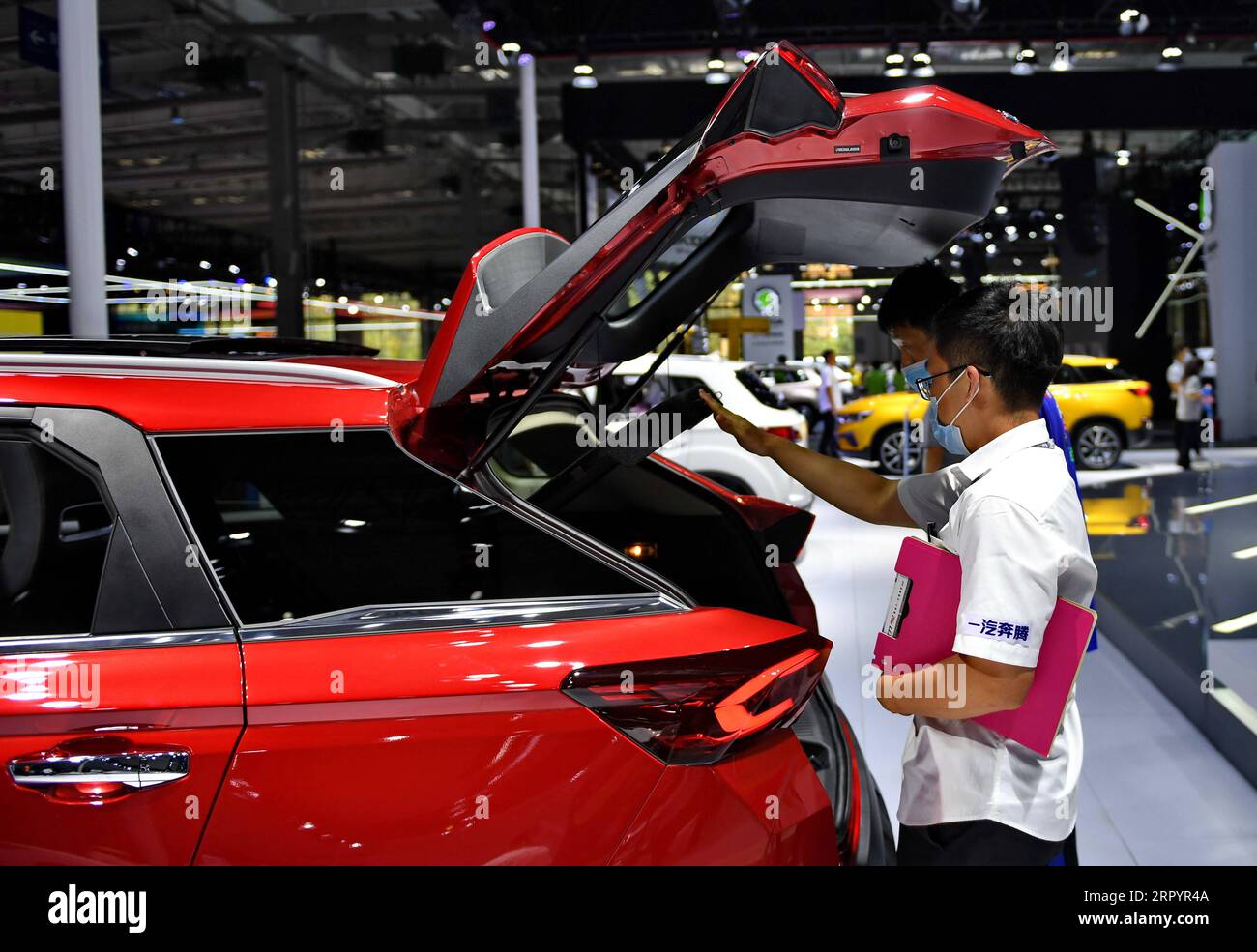 200713 -- CHANGCHUN, 13. Juli 2020 -- Ein Mitarbeiter stellt einem Besucher während der 17. China Changchun International Automobile Expo in Changchun, nordöstliche Provinz Jilin, 13. Juli 2020 Ein Auto vor. Der chinesische Automobilmarkt hielt die Erholung im Juni mit einer Gesamtproduktion von 22,5 Prozent gegenüber dem Vorjahr und einem Umsatzanstieg von 11,6 Prozent aufrecht, laut den von der China Association of Automobile Manufacturers veröffentlichten Daten. CHINA-AUTO-MARKTERHOLUNG CN ZhangxNan PUBLICATIONxNOTxINxCHN Stockfoto
