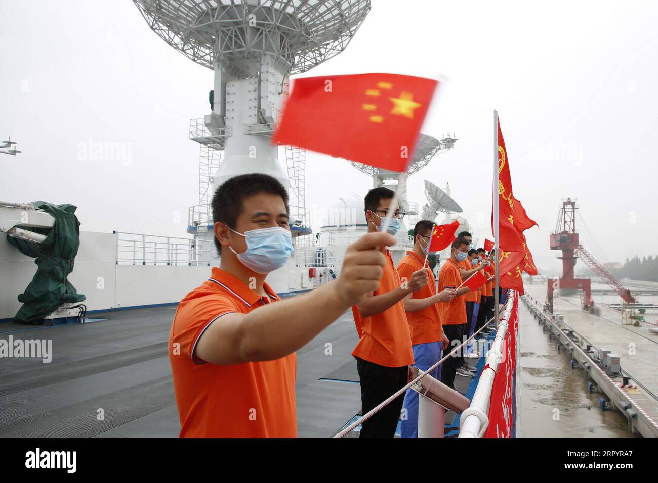 200713 -- NANJING, 13. Juli 2020 Xinhua -- Besatzungsmitglieder verabschieden sich, als Chinas Raumfahrtschiff Yuanwang-6 am 13. Juli 2020 von einem Hafen in der ostchinesischen Provinz Jiangsu ablegt. Chinas Raumfahrtschiff Yuanwang-6 verließ am Montag einen Hafen in der ostchinesischen Provinz Jiangsu für mehrere Überwachungsmissionen von Raumfahrzeugen. Yuanwang-6, das Raumschiff der dritten Generation, wird Missionen im Pazifischen Ozean, im Indischen Ozean und im Atlantischen Ozean durchführen. Sie wird eine einfache Fahrt von mehr als 10.000 Seemeilen absolvieren und 100 Tage auf See fahren. Foto: Ni Dongliang/X Stockfoto