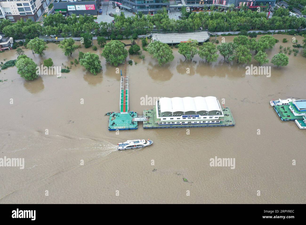 200713 -- NANJING, 13. Juli 2020 -- Luftaufnahme aufgenommen am 13. Juli 2020 zeigt den Yangtze-Fluss in Nanjing, der ostchinesischen Provinz Jiangsu. Der Wasserstand des Nanjing-Abschnitts des Yangtze-Flusses erreichte am Montag um 30 Uhr 10,1 Meter und übertraf seinen Warnpegel um 1,4 Meter. CHINA-NANJING-YANGTZE-FLUSS-HOHER WASSERSTAND CN JIXCHUNPENG PUBLICATIONXNOTXINXCHN Stockfoto