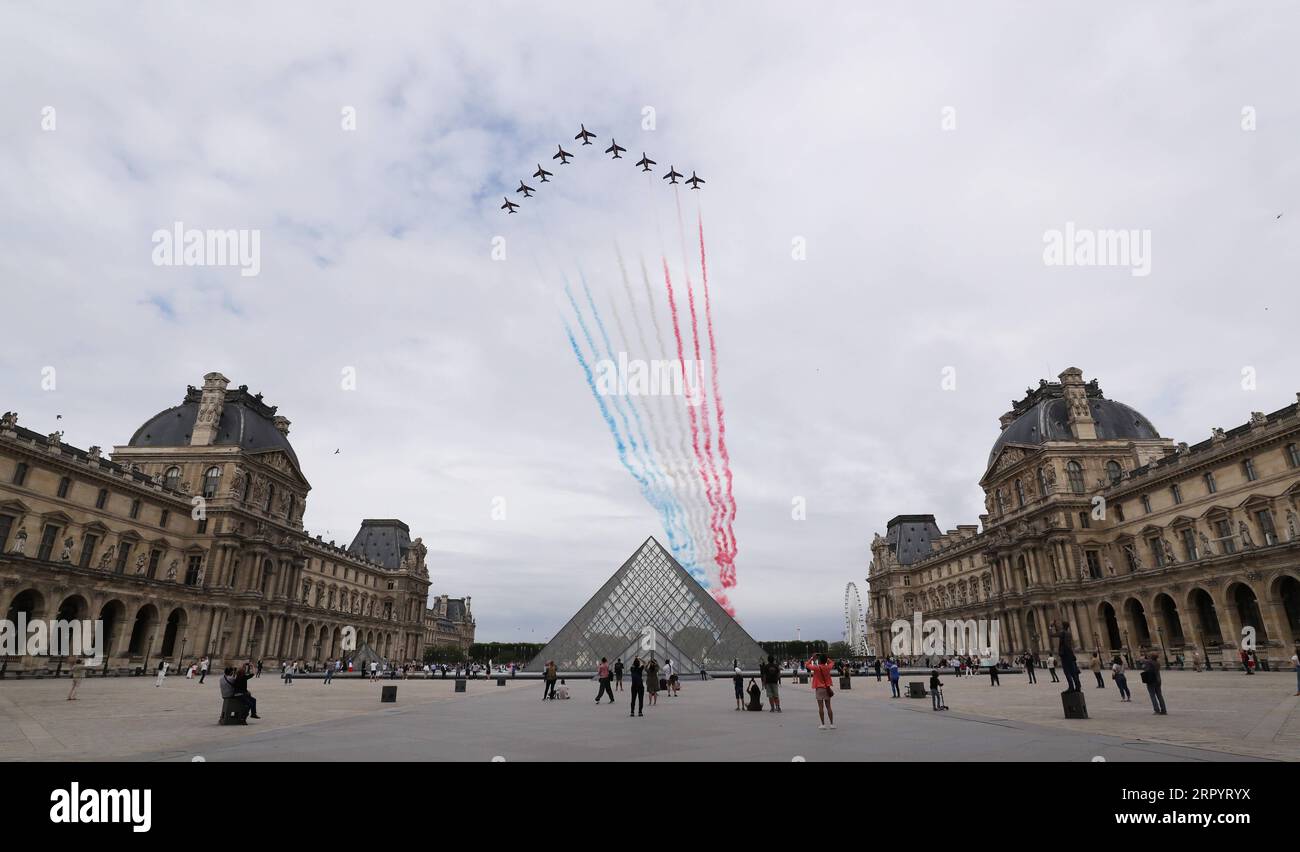 200714 -- PARIS, 14. Juli 2020 -- die französische Luftwaffe Patrouille de France fliegt während der Bastille Day Feier am Place de la Concorde in Paris, Frankreich, 14. Juli 2020 über die Pyramide des Louvre Museums. Ohne die traditionelle Militärparade entlang der berühmten Avenue der Champs Elysees und öffentliche Feierlichkeiten führte der französische Präsident Emmanuel Macron am Dienstag den Vorsitz über die Zeremonie des Bastille-Tages, die von der Coronavirus-Krise überschattet wurde. Für die diesjährige Feier wurde die Militärparade, die traditionell große Menschenmassen anlockte, zum ersten Mal seit 1945 abgesagt und durch a d ersetzt Stockfoto