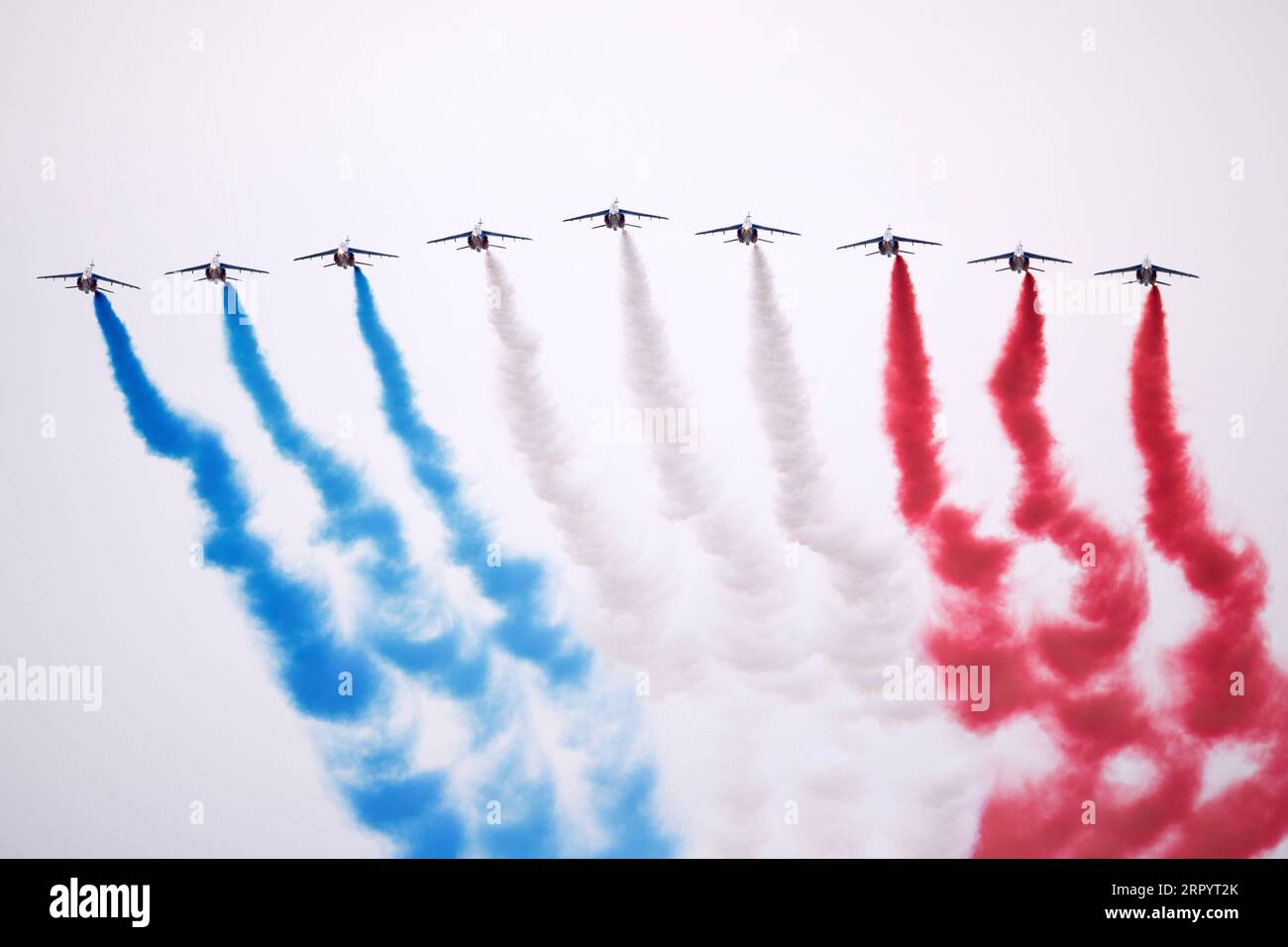 News Bilder des Tages 200714 -- PARIS, 14. Juli 2020 Xinhua -- die Patrouille de France der französischen Luftwaffe wird während des Bastille-Tages am Place de la Concorde in Paris, Frankreich, am 14. Juli 2020 gesehen. Ohne die traditionelle Militärparade entlang der berühmten Avenue der Champs Elysees und öffentliche Feierlichkeiten führte der französische Präsident Emmanuel Macron am Dienstag den Vorsitz über die Zeremonie des Bastille-Tages, die von der Coronavirus-Krise überschattet wurde. Für die diesjährige Feier wurde die Militärparade, die traditionell große Menschenmassen anlockte, zum ersten Mal seit 1945 abgesagt und durch einen dow ersetzt Stockfoto