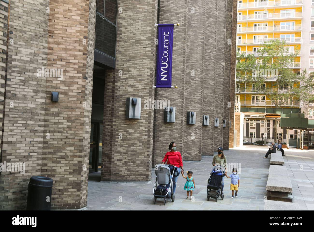 200714 -- NEW YORK, 14. Juli 2020 -- Fußgänger gehen an einem Gebäude der New York University in New York, USA, 14. Juli 2020 vorbei. Die US-Regierung hat eine neue Regel aufgehoben, die internationalen Studenten ihren Aufenthalt im Land verwehrt hätte, wenn sie nur im kommenden Herbstsemester Online-Kurse besuchen würden, sagte ein Bundesrichter in Boston, Massachusetts, Dienstag. U.S.-NEW YORK-NYU-REGEL ÜBER INT L-STUDENTEN-RÜCKTRITT WANGXYING PUBLICATIONXNOTXINXCHN Stockfoto